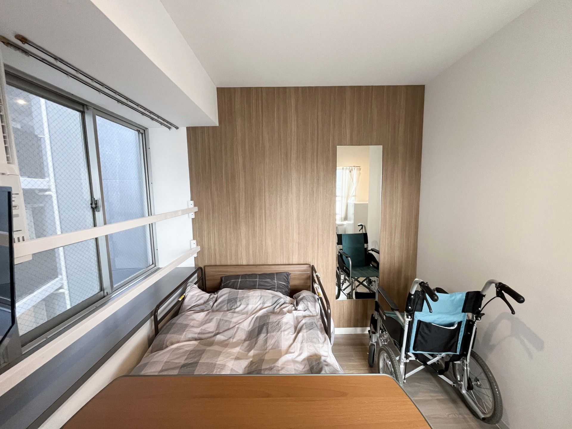 窓際のベッドと車椅子