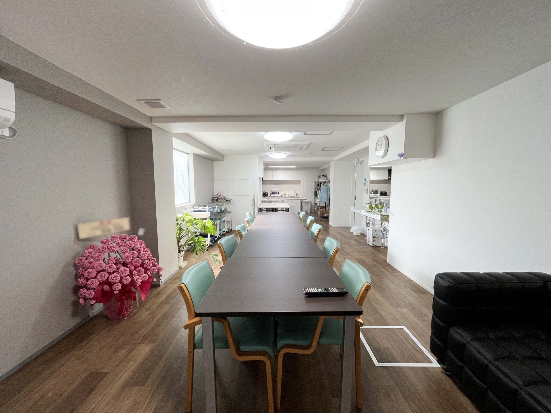 長いテーブルのある部屋