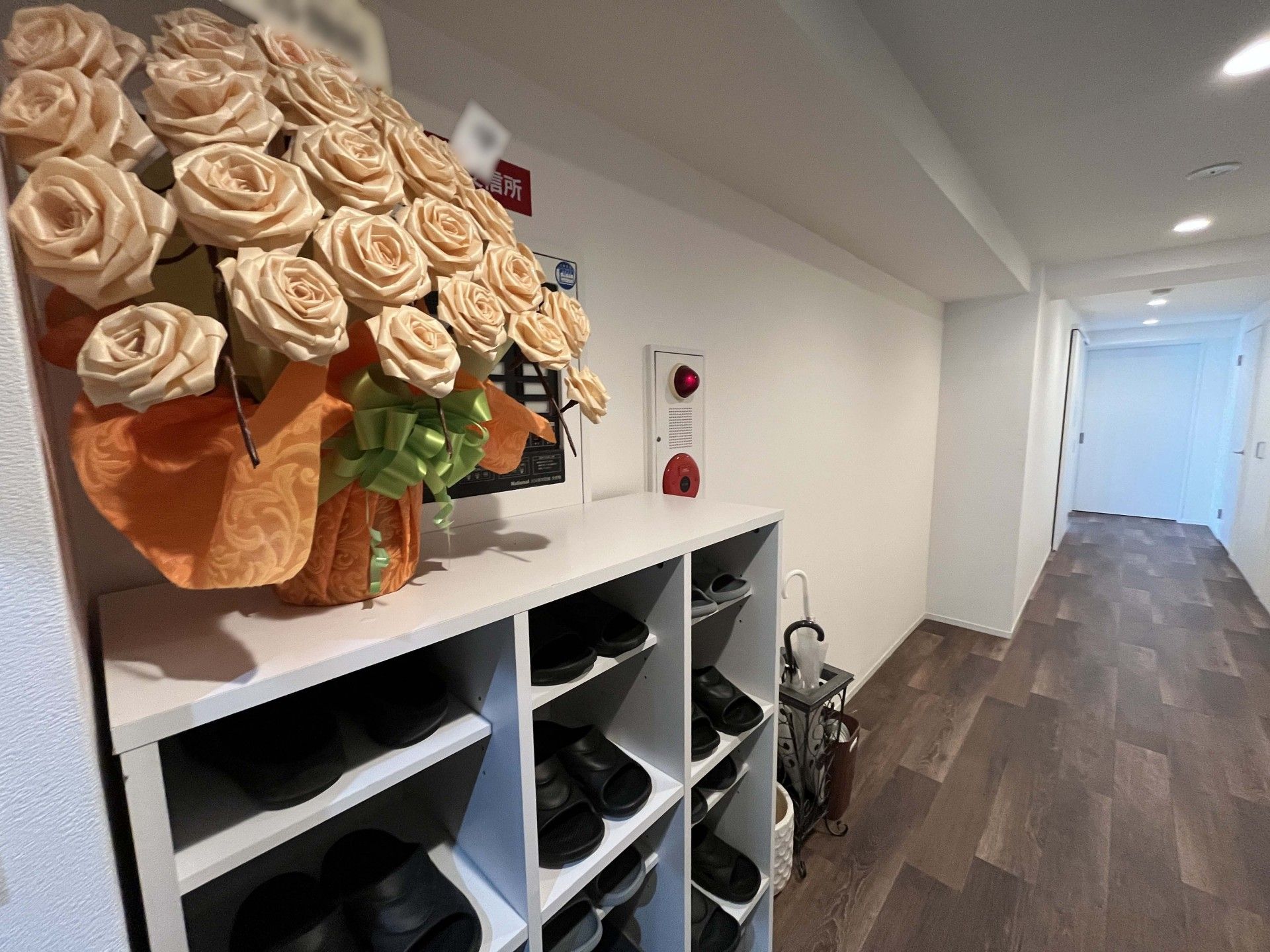 花が飾られた廊下