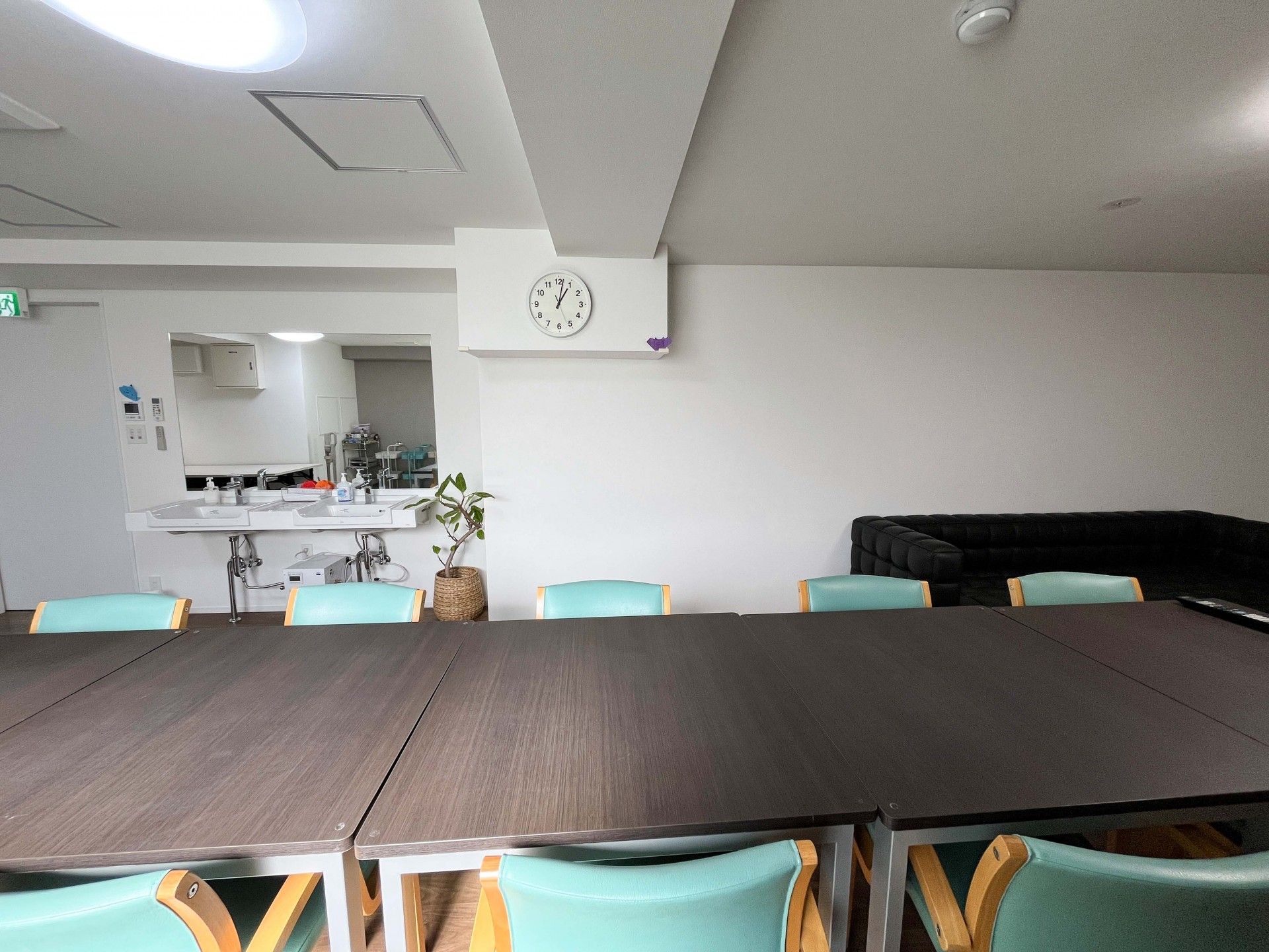 広いテーブルのある部屋