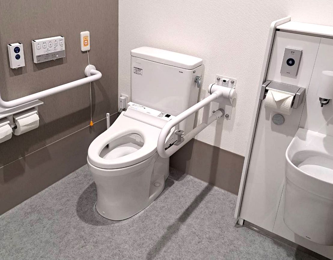 手すり付きのトイレ