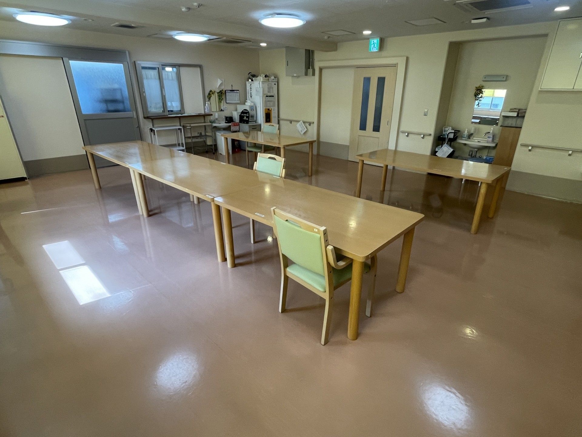 広いテーブルのある部屋