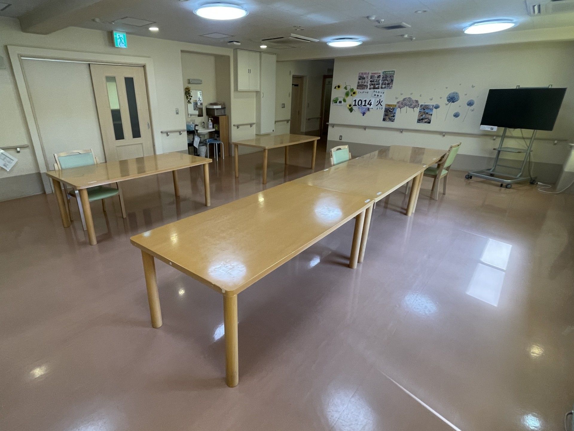 広いテーブルのある部屋