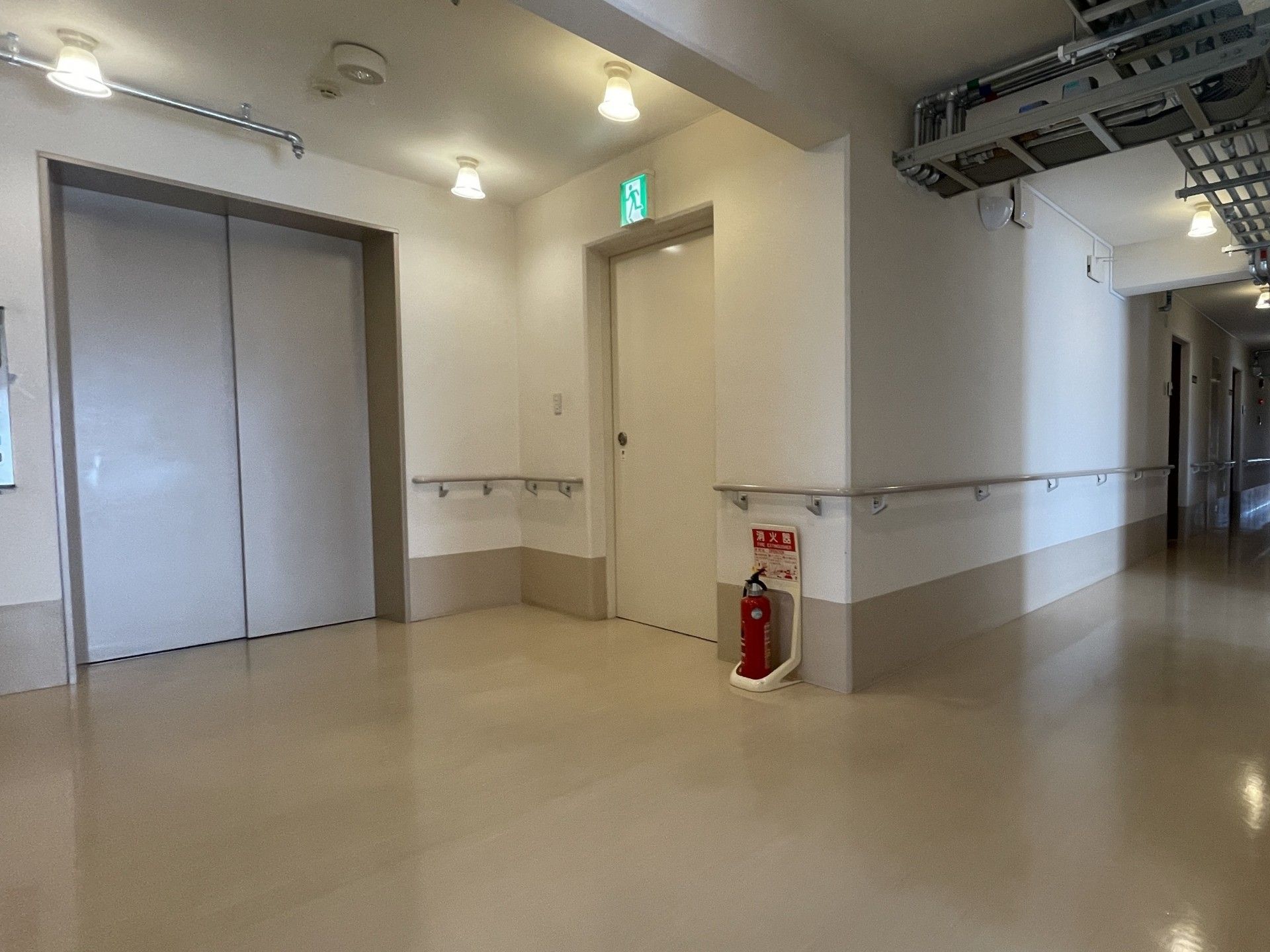 安全な手すり付き廊下