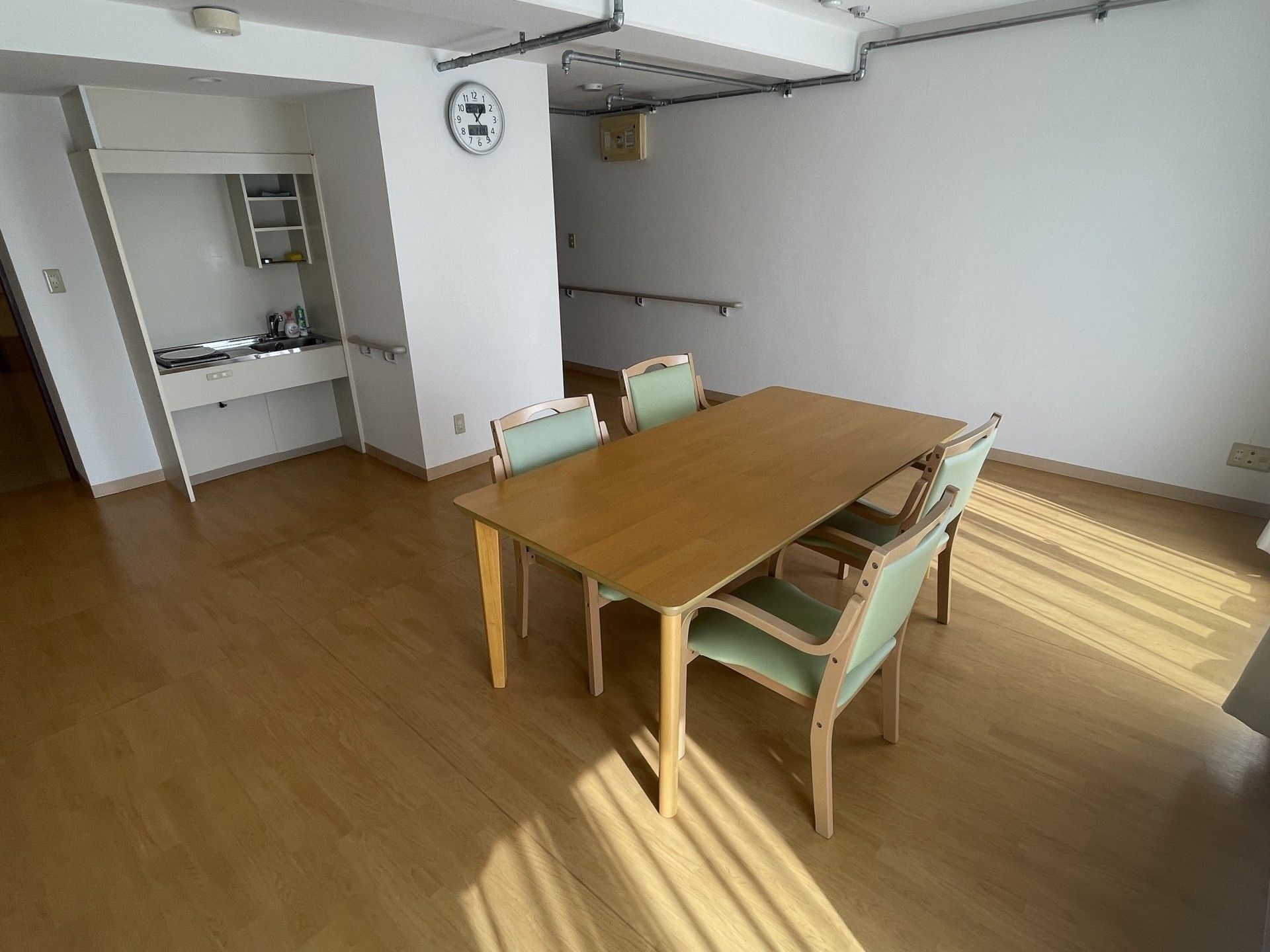 日差しが差し込む部屋