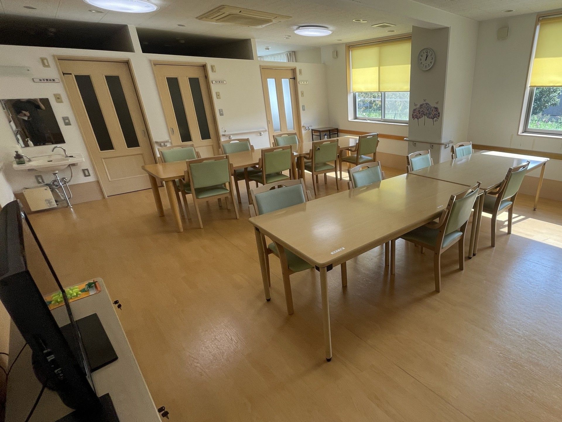 日差しが差し込む食堂