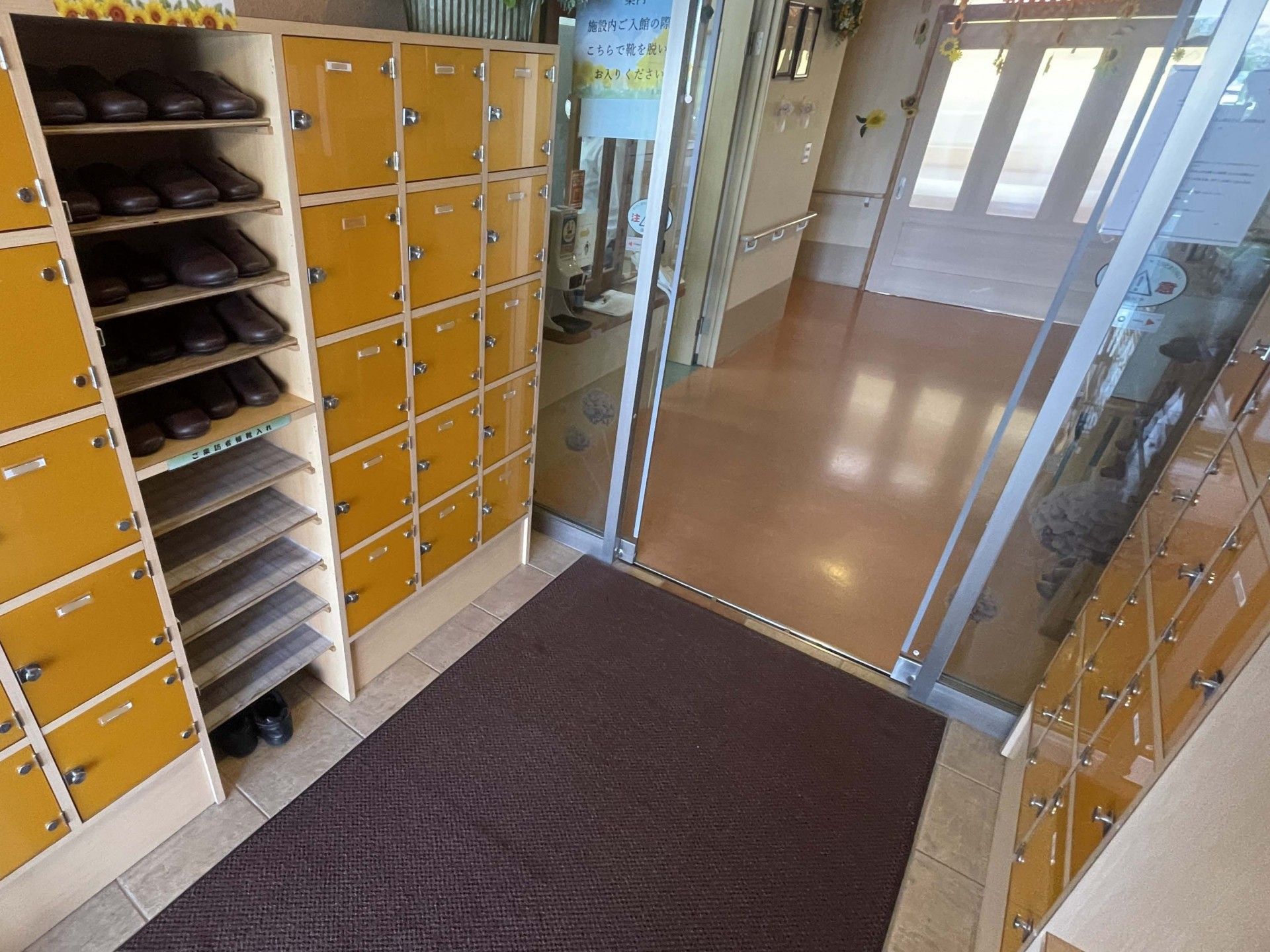 靴箱と入口の様子