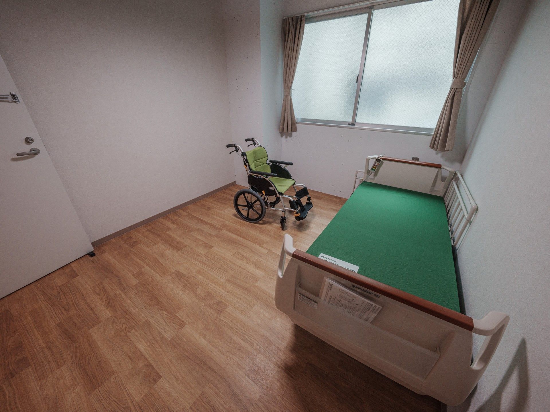 車椅子とベッドのある部屋
