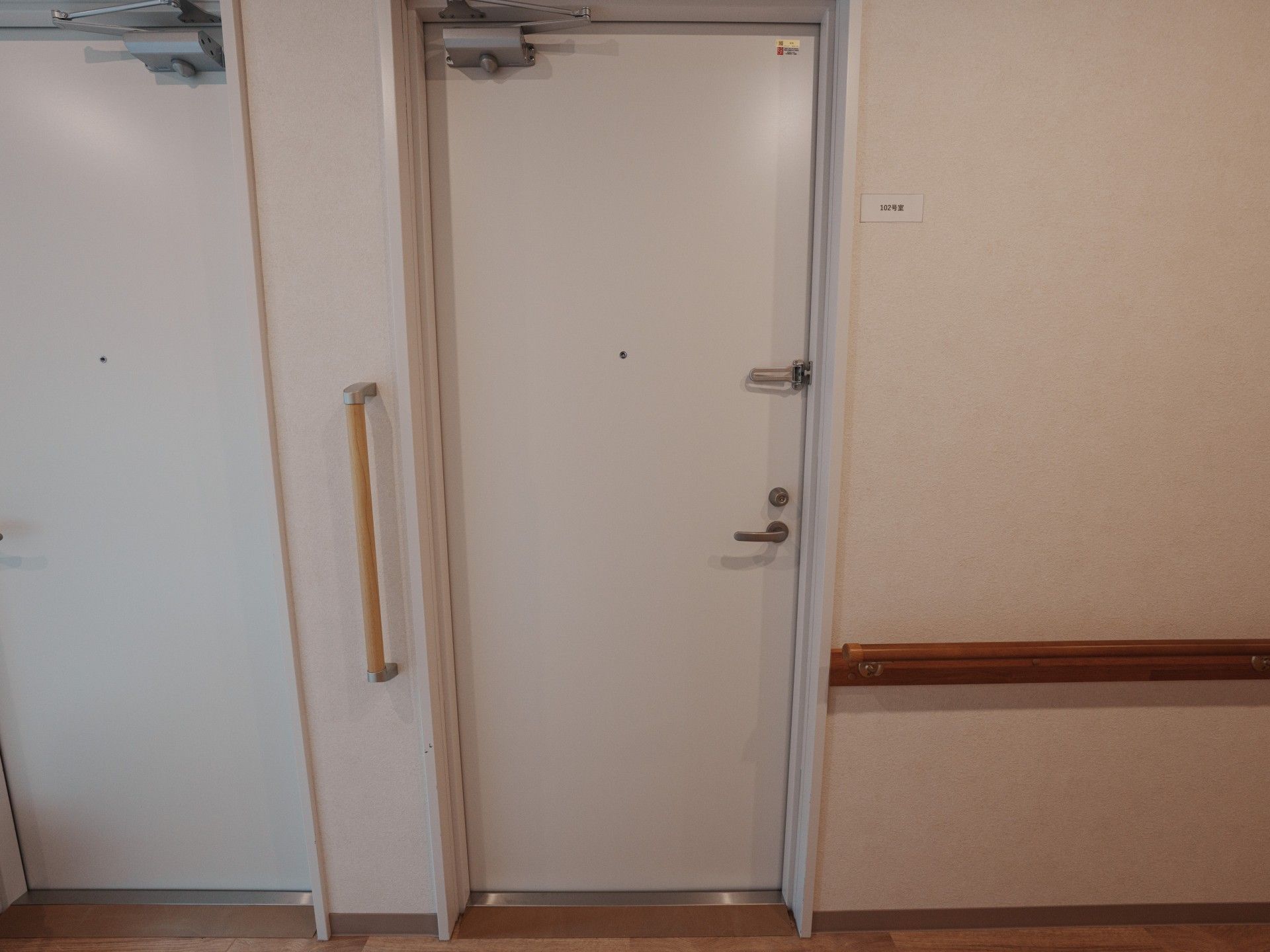 安全な扉の廊下