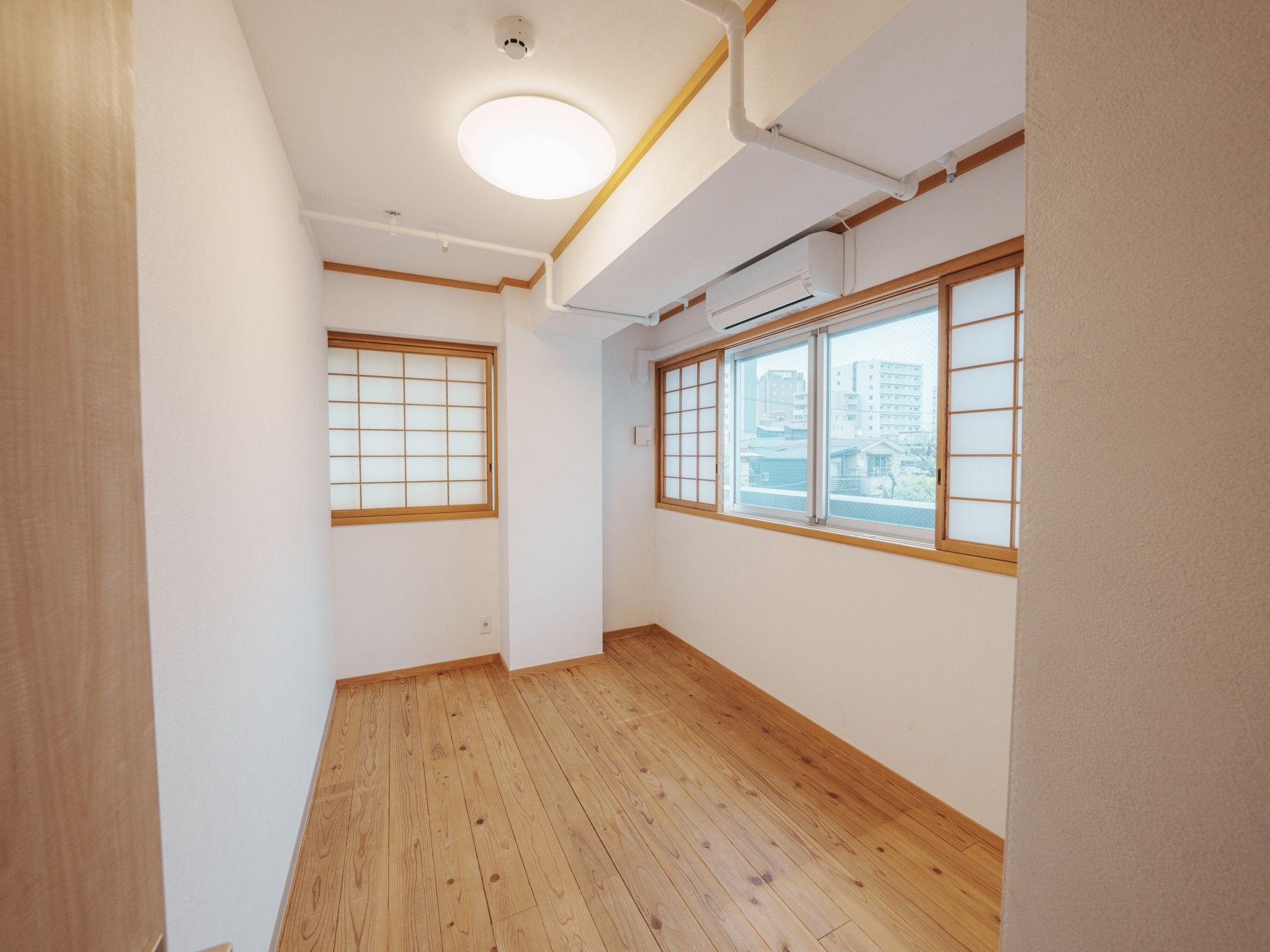 木の床と窓のある部屋