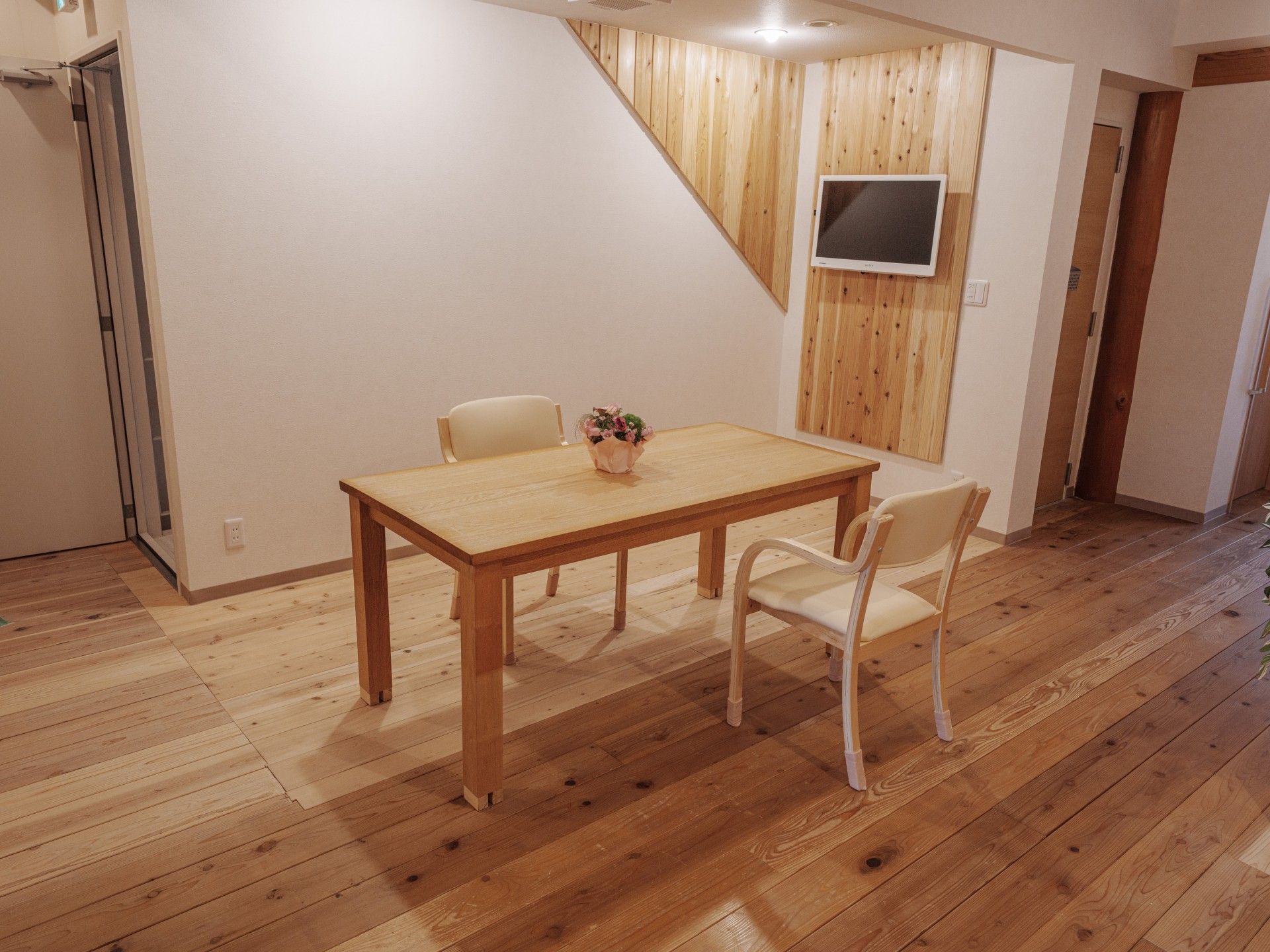 木製テーブルと椅子の部屋