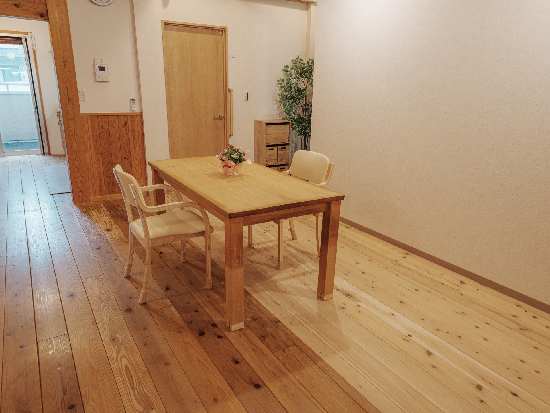 木製テーブルと椅子の部屋