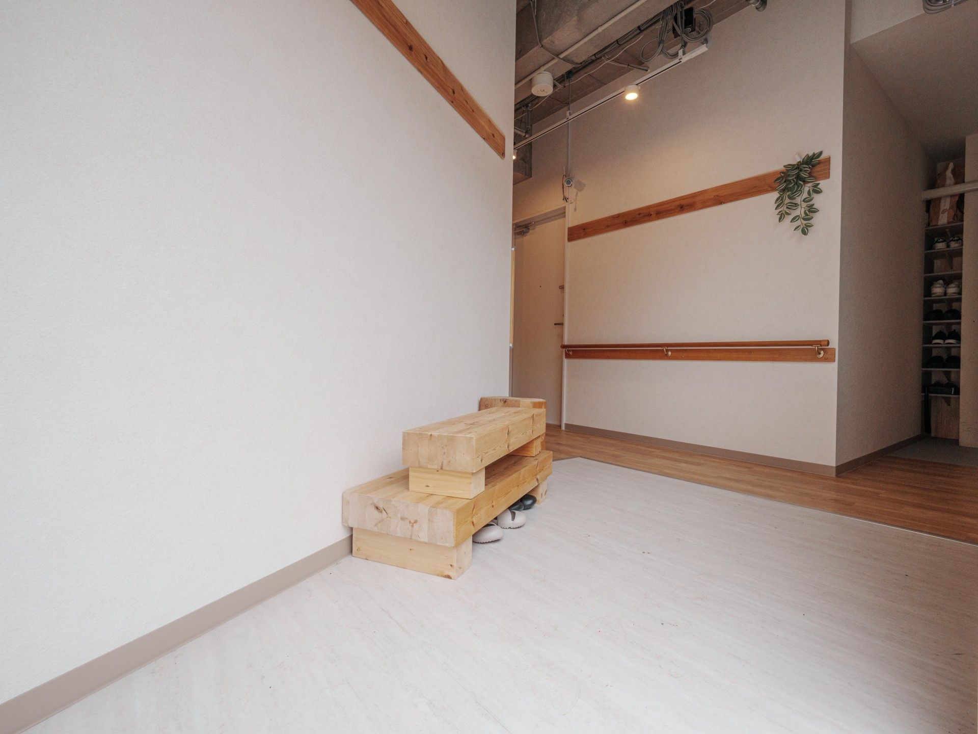 木製ベンチのある廊下
