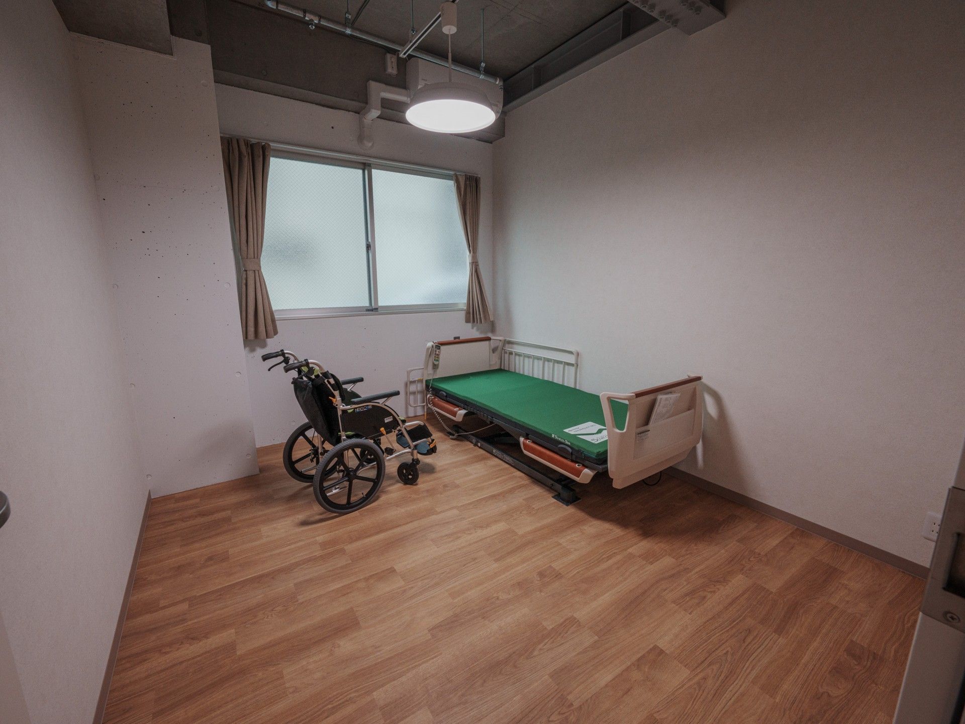 車椅子とベッドの部屋