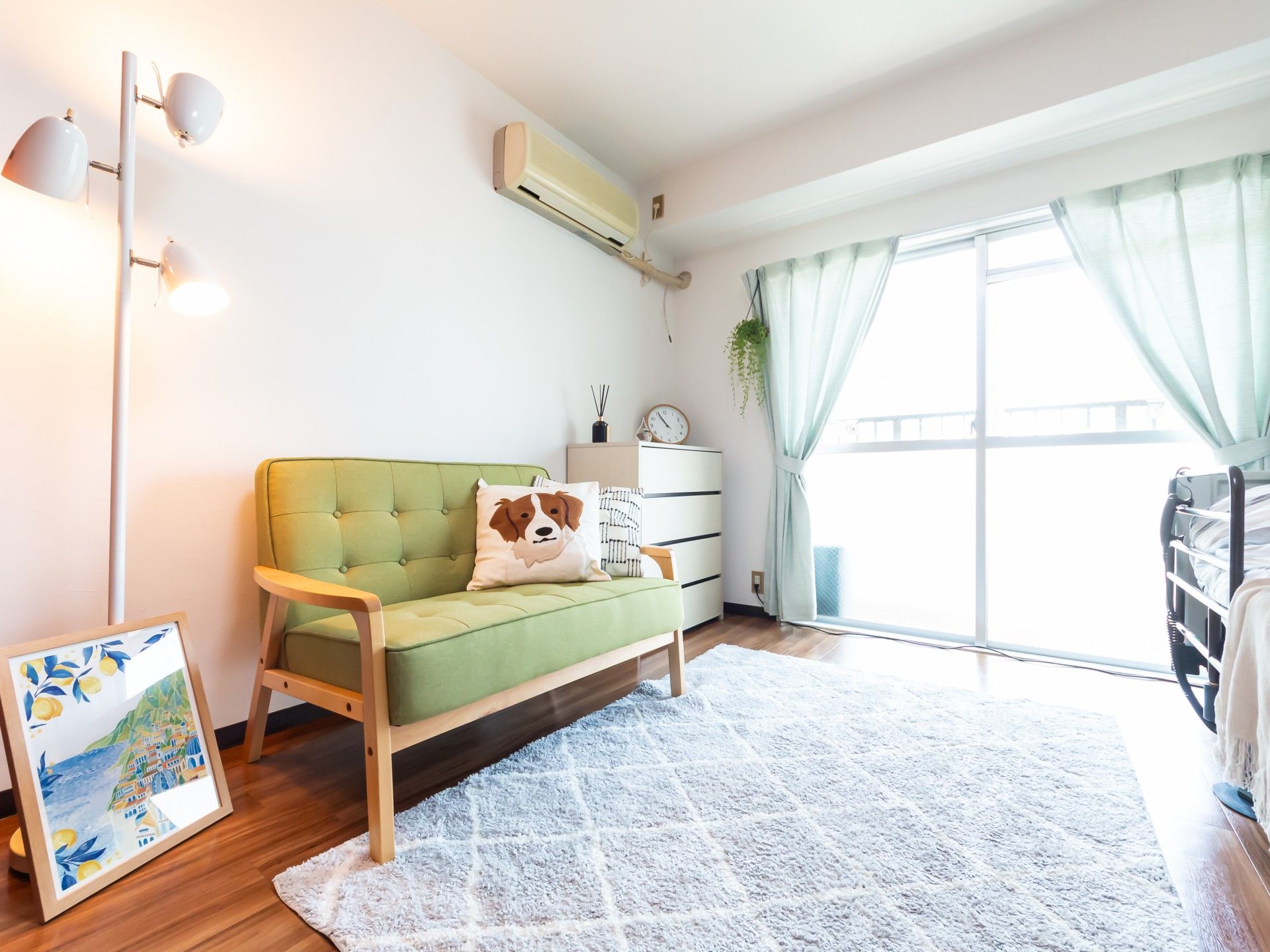 明るい居室の一角