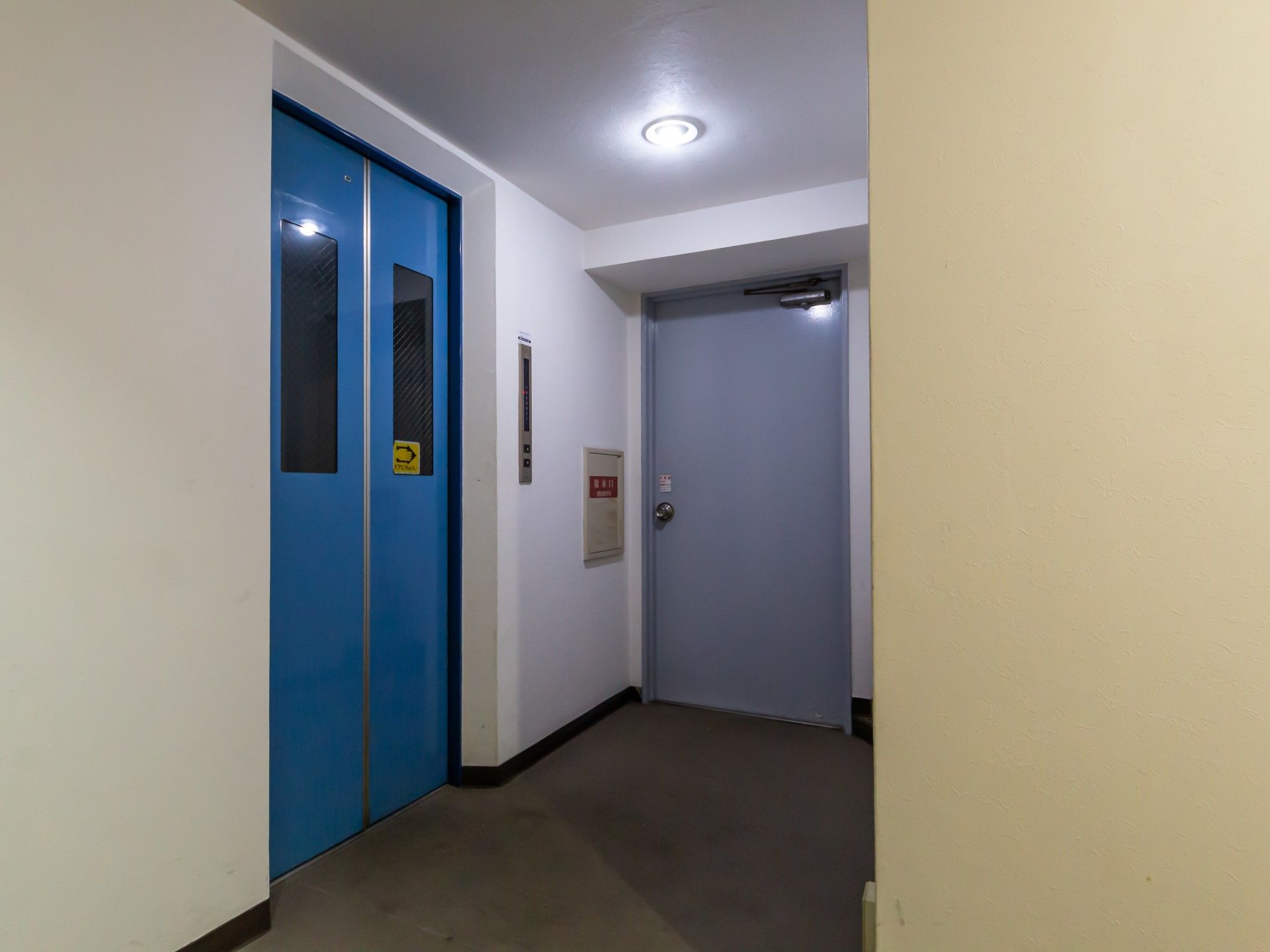 青い扉のエレベーター