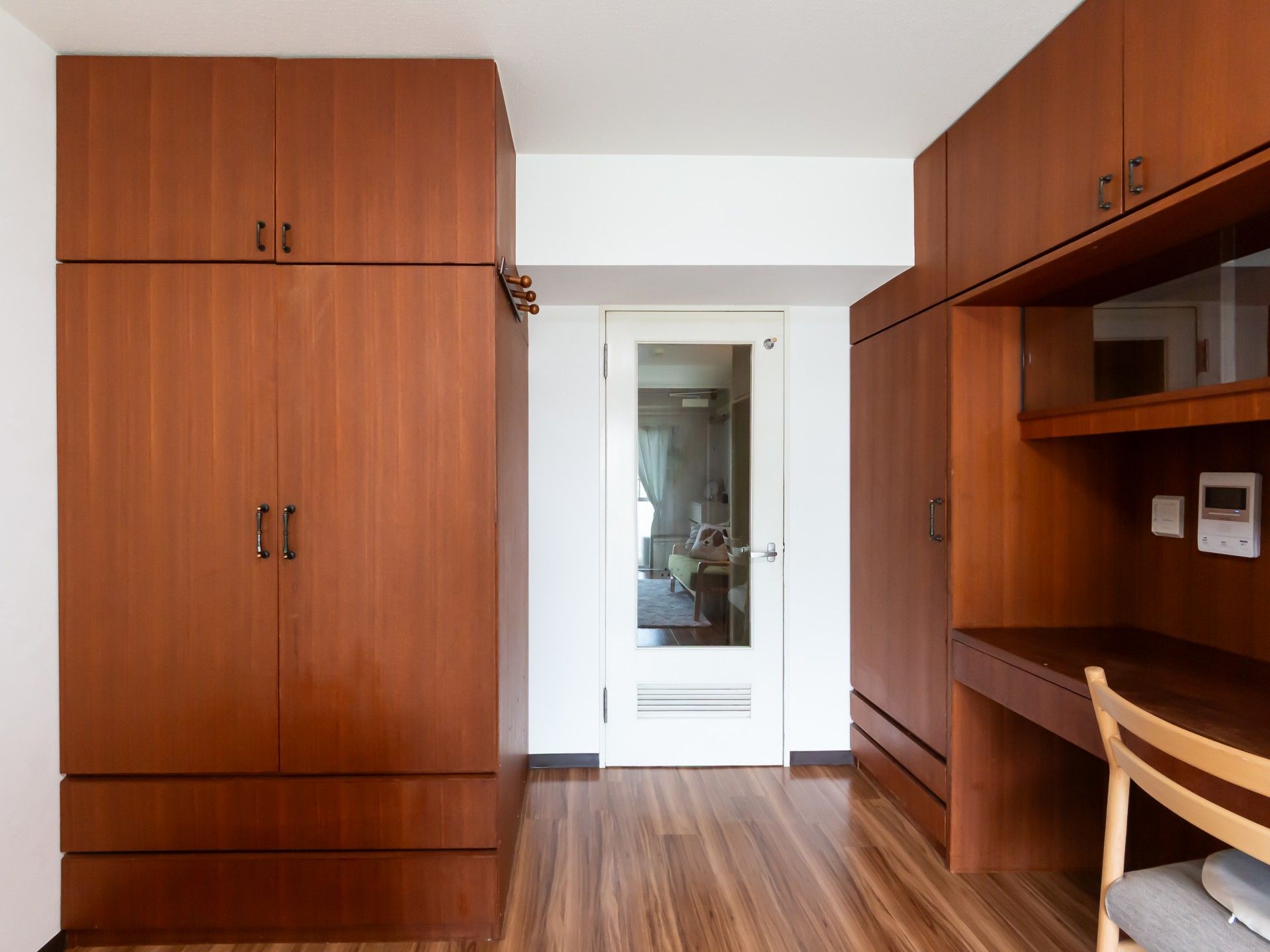 木製収納のある部屋