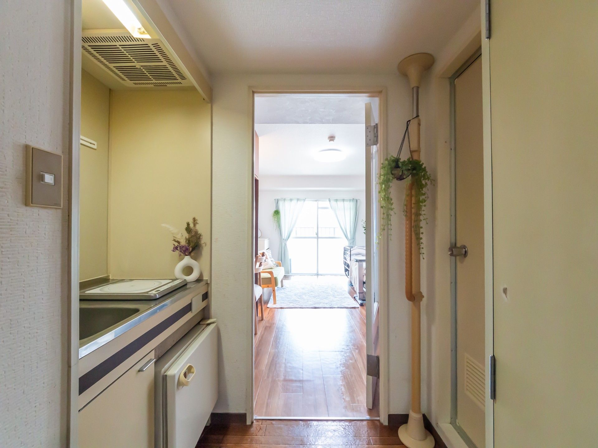 車いすに座っている男性と寄り添う介護スタッフ