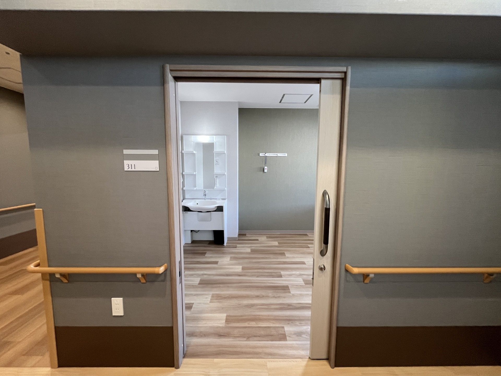 手すり付きの居室入口