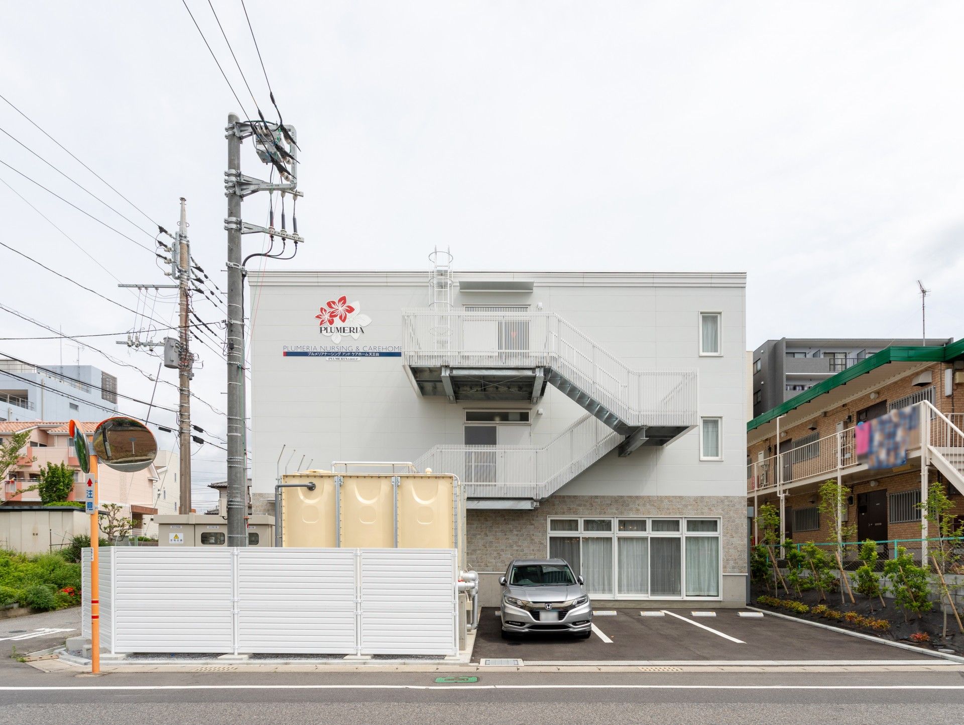 外観と駐車場