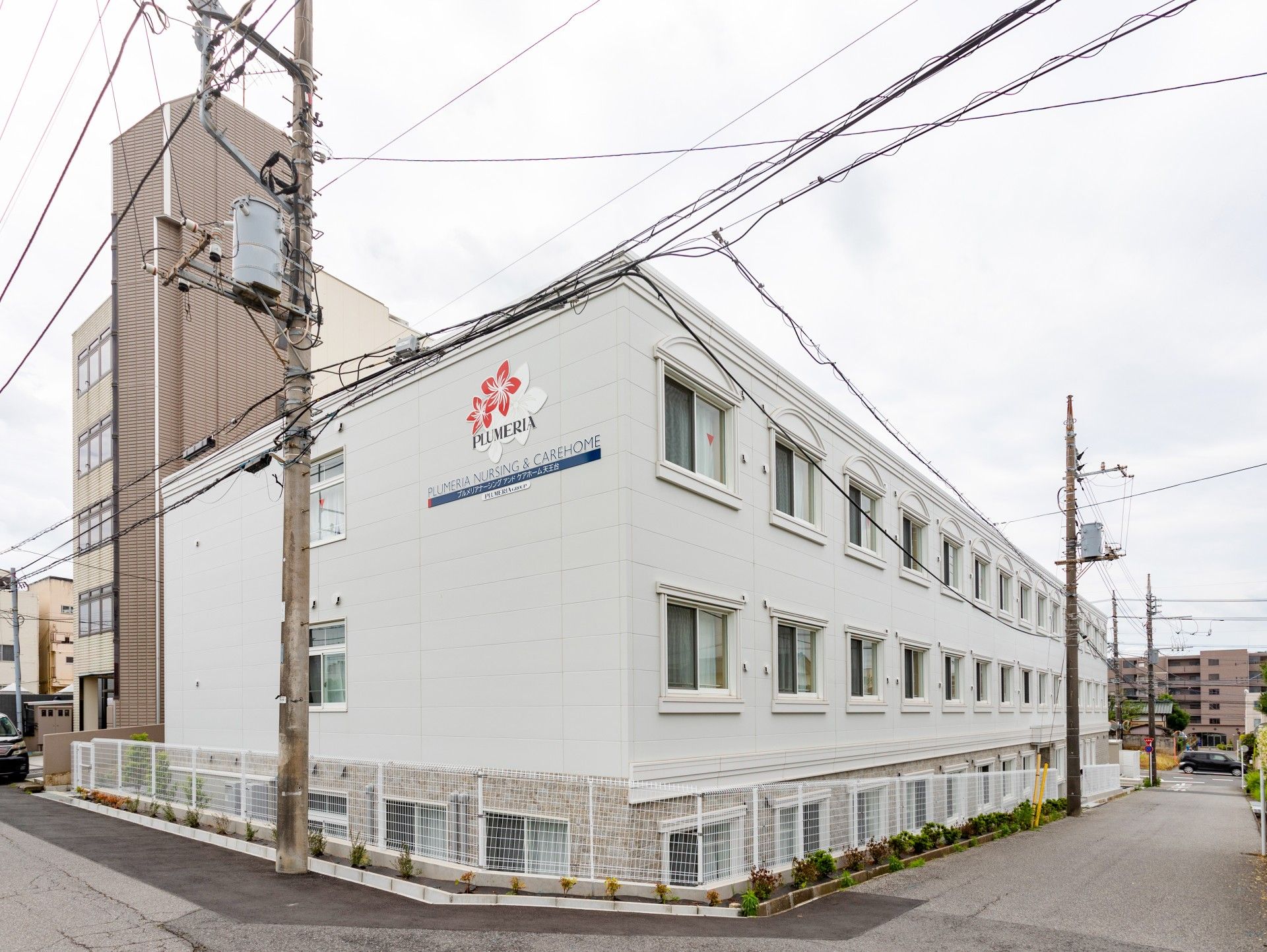 白い外壁の建物