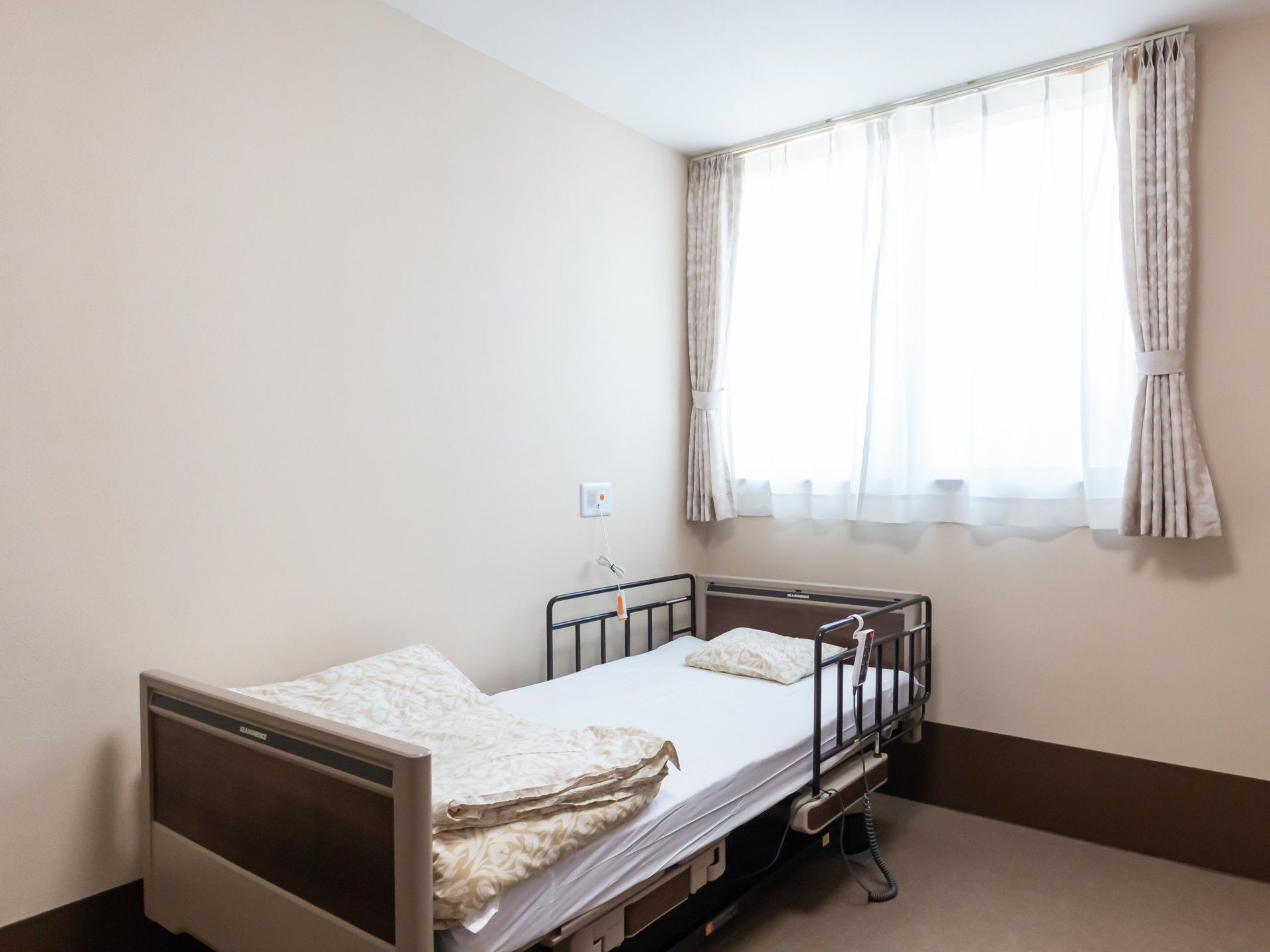 明るい個室のベッド