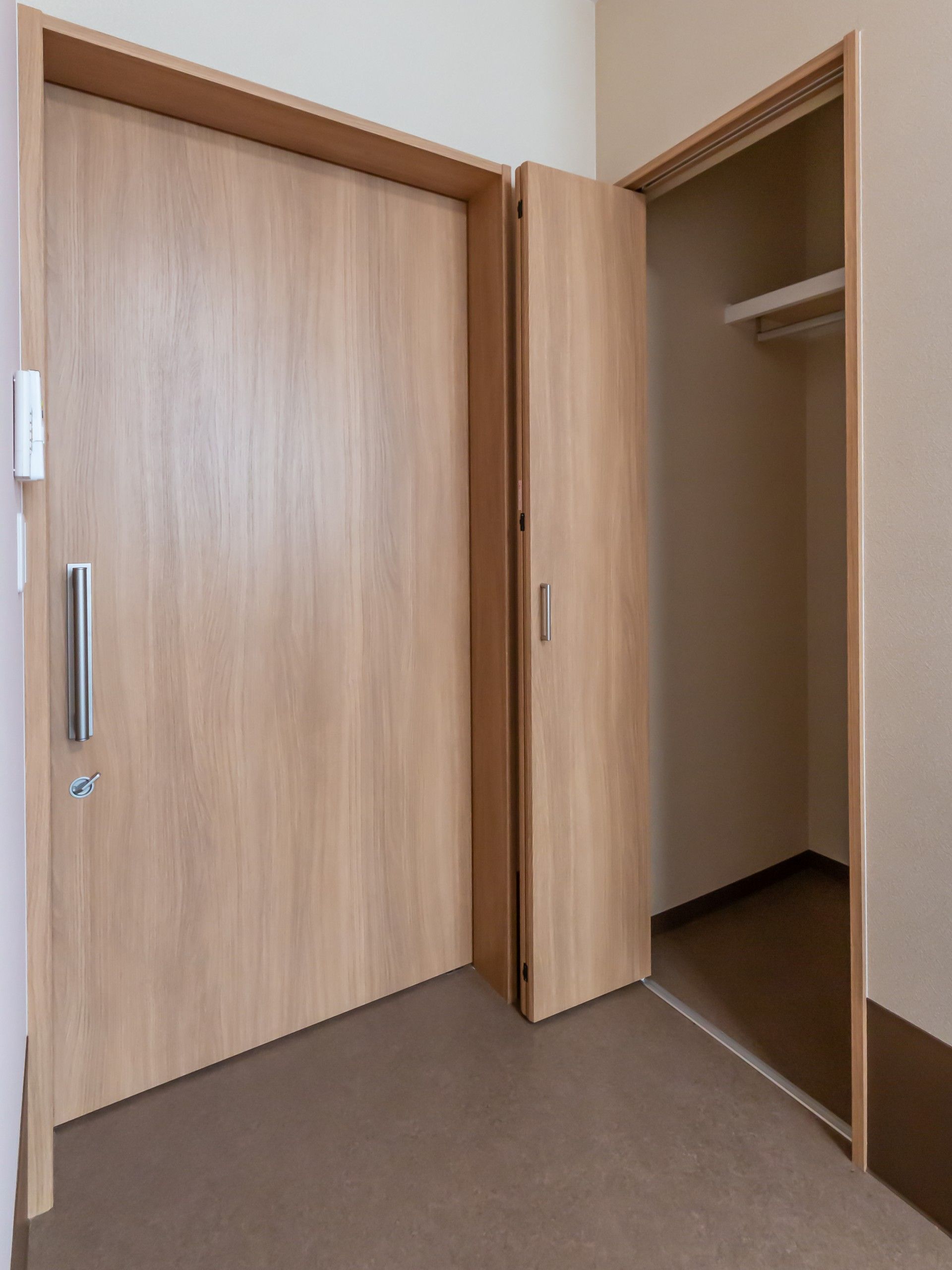 木製の扉と収納スペース