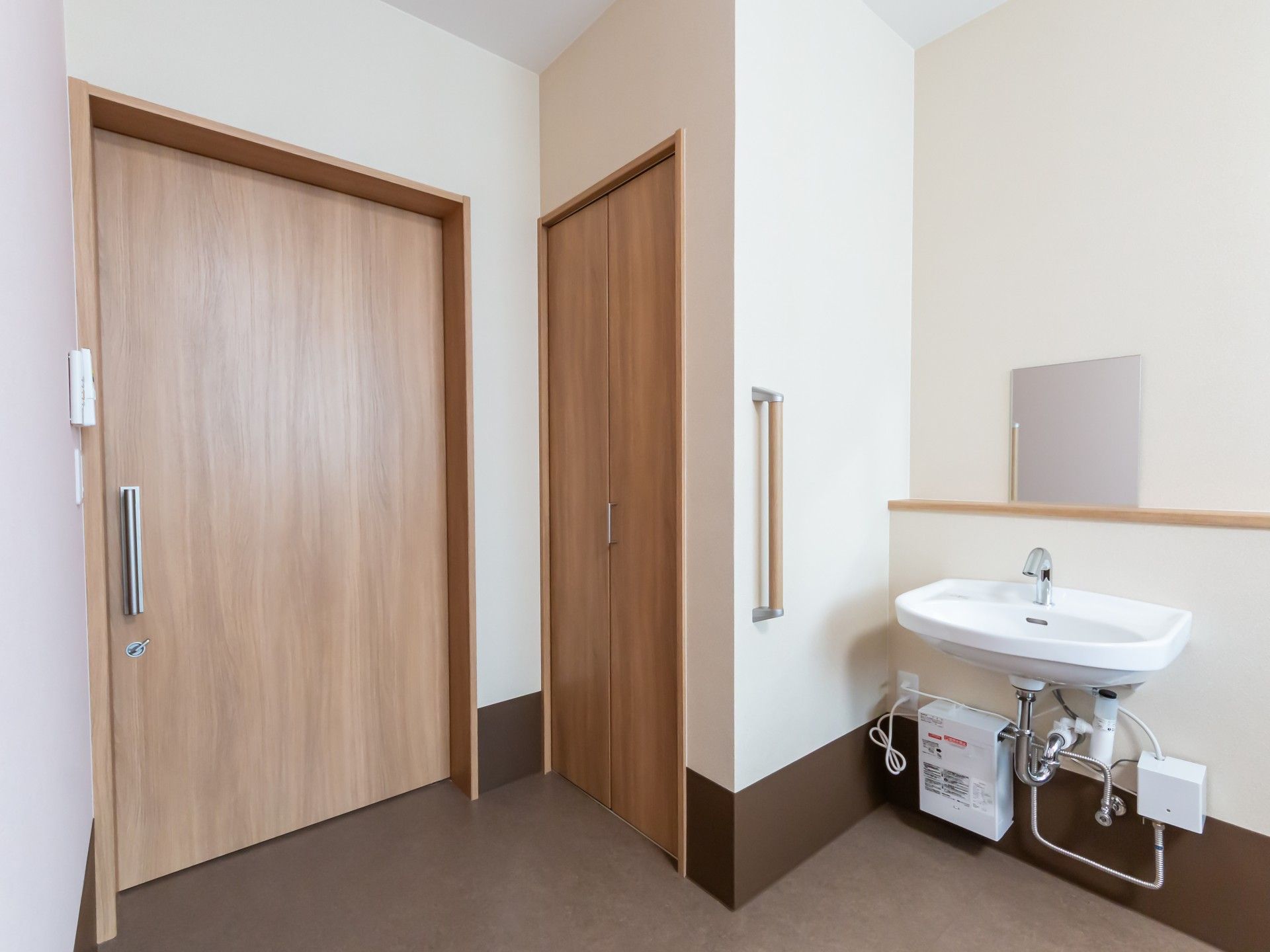 手洗い場と木製扉の空間