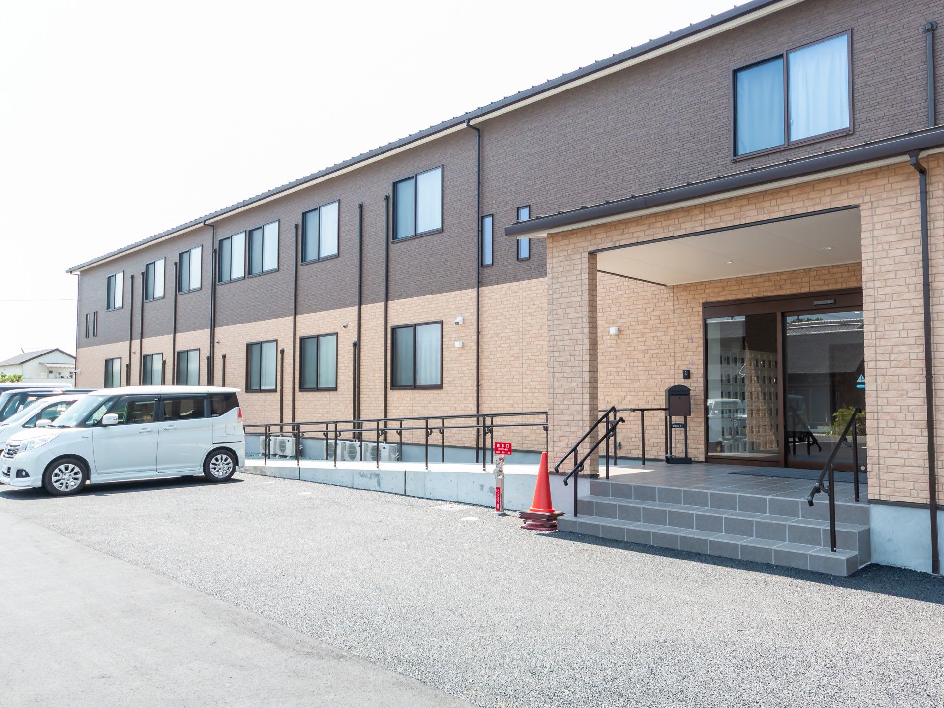 広い駐車場のある建物外観