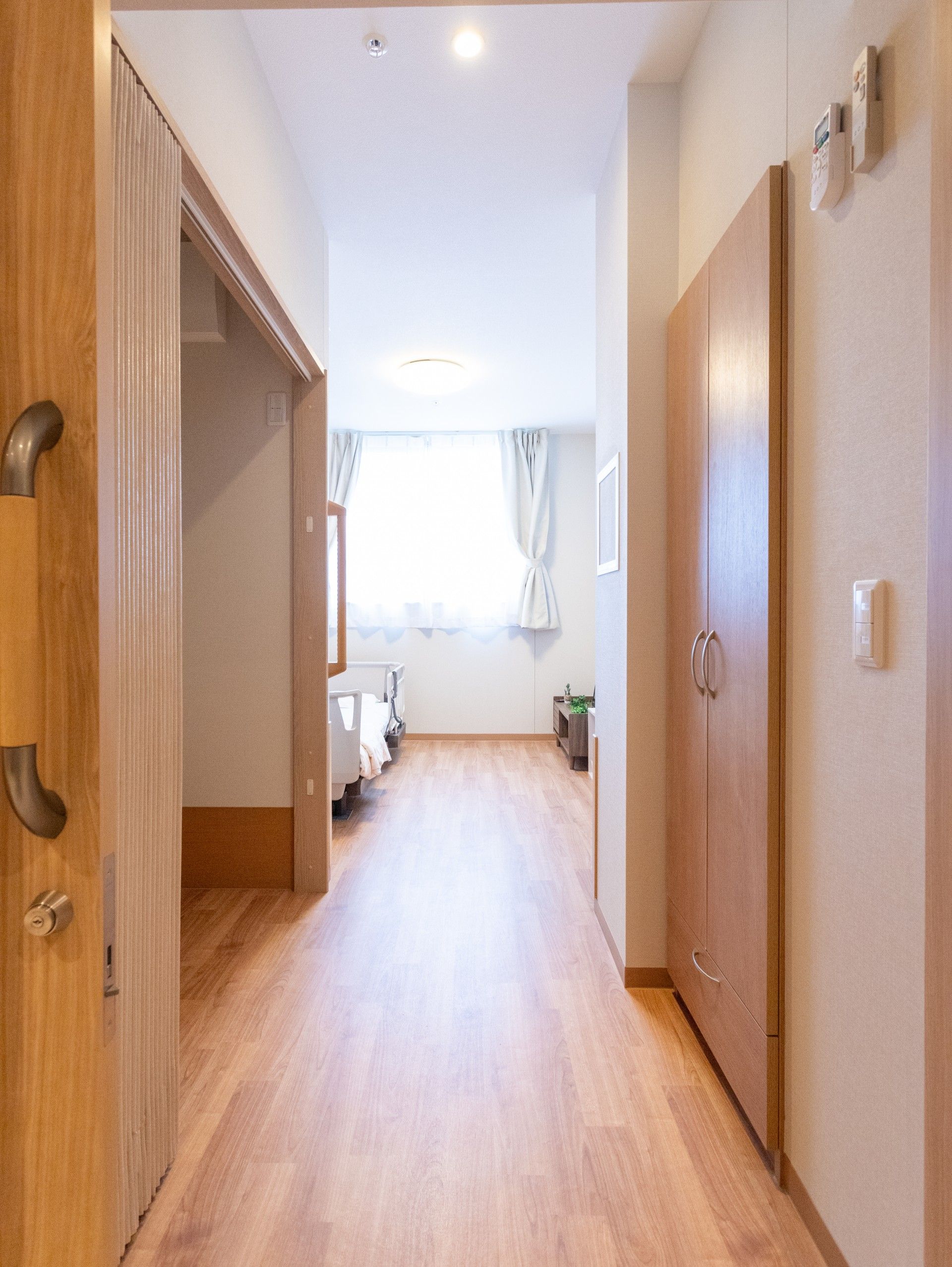 明るい廊下と居室