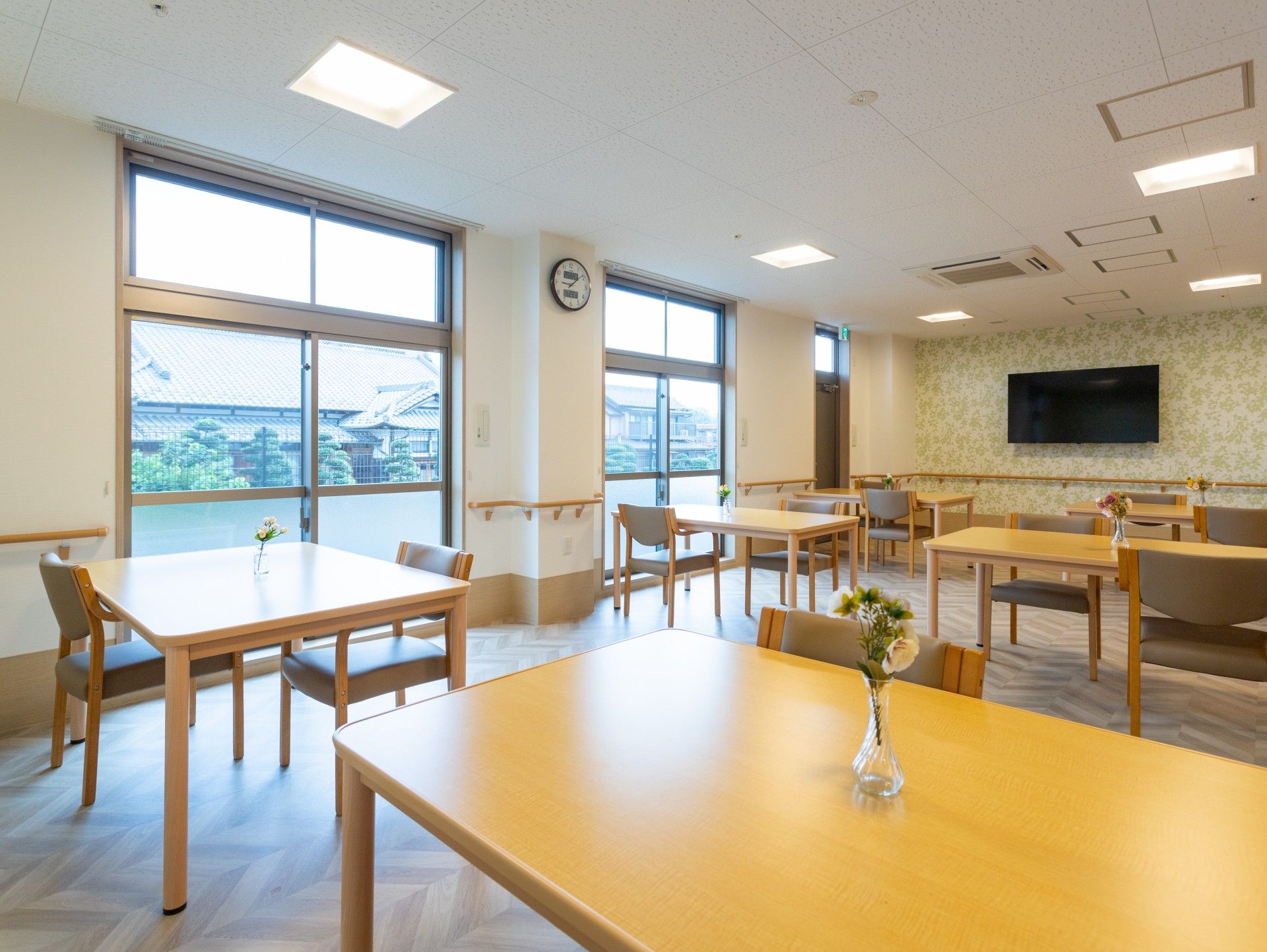 窓際の明るい食堂