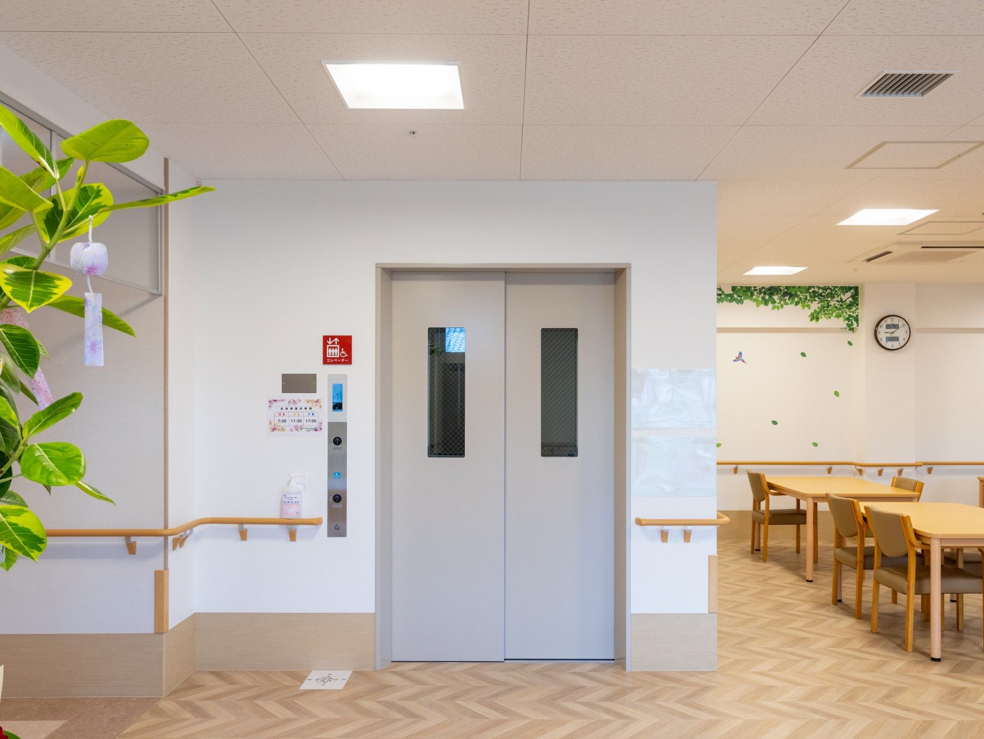 エレベーター前の明るい空間
