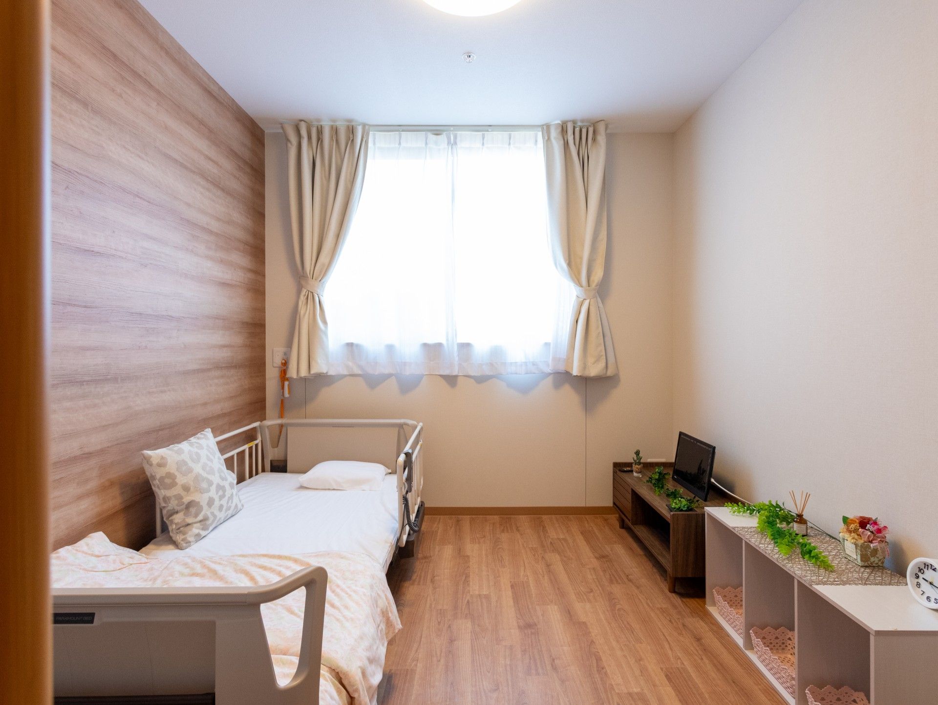 明るい個室のベッド