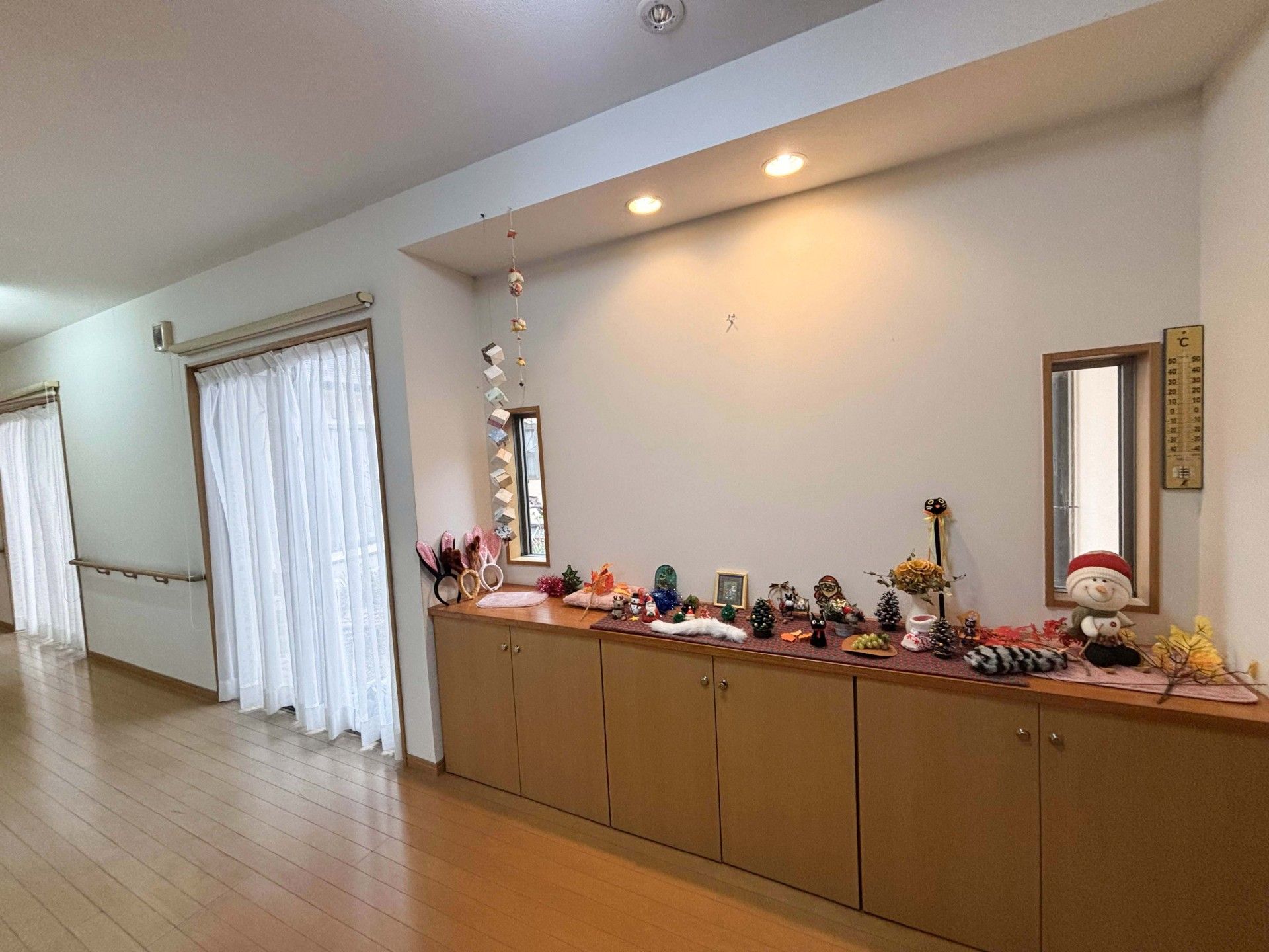 飾り棚のある廊下