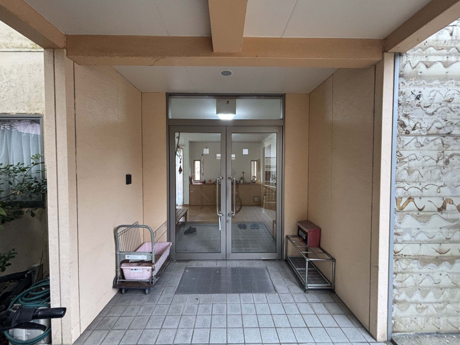ガラス扉のエントランス
