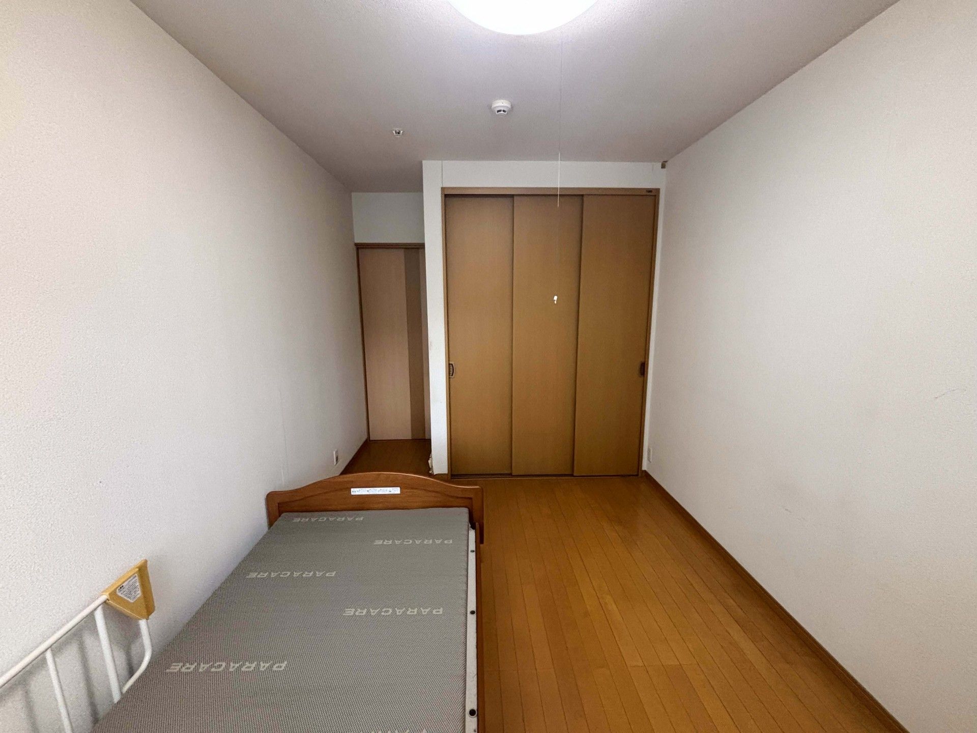シンプルな個室の様子