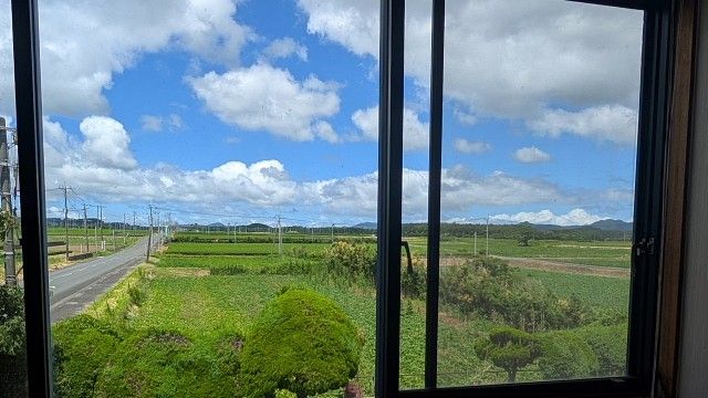 車いすに座っている男性と寄り添う介護スタッフ