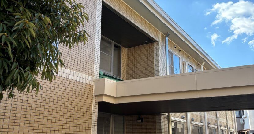 青空の下の建物外観