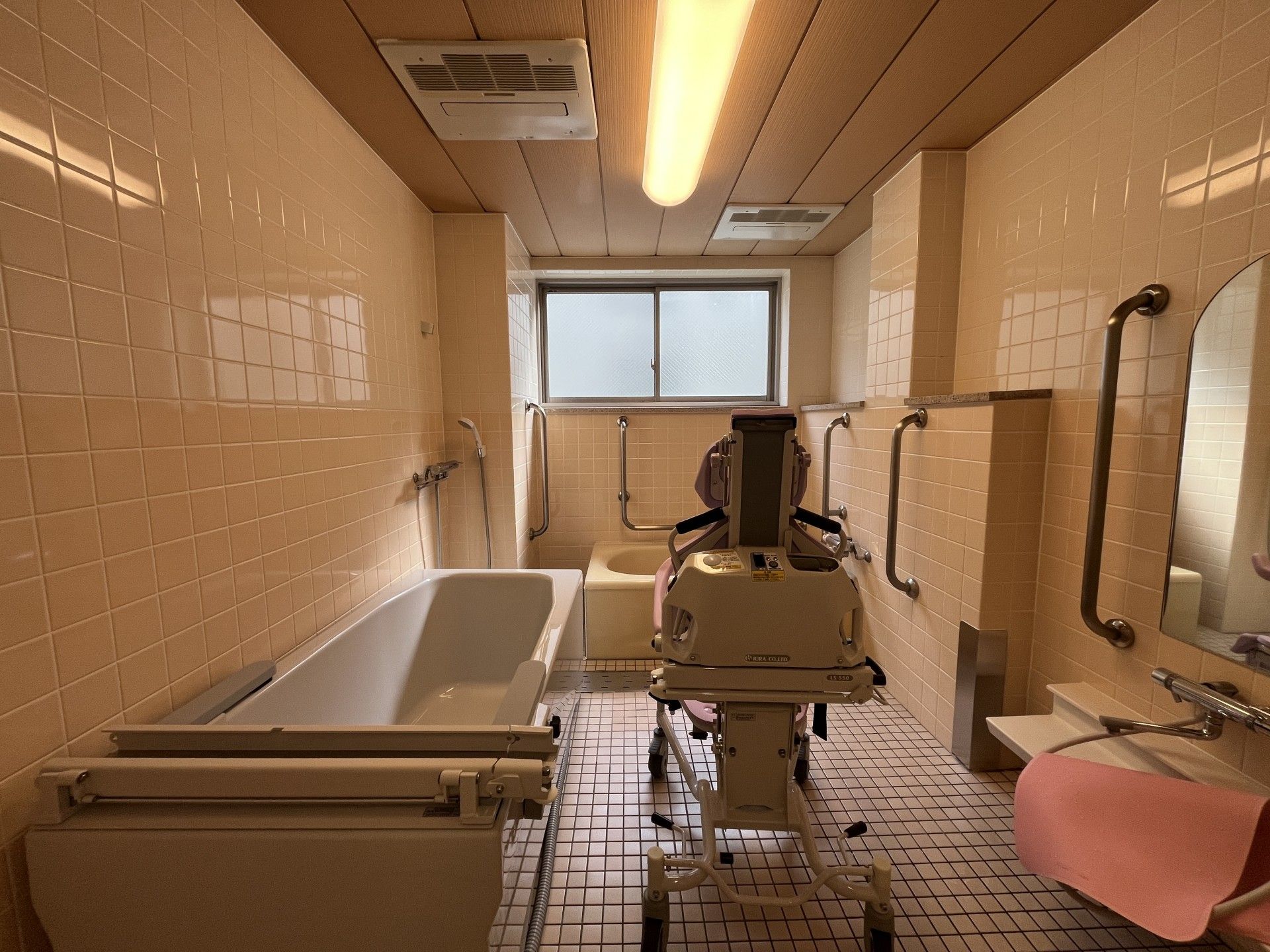 手すり付きの浴室