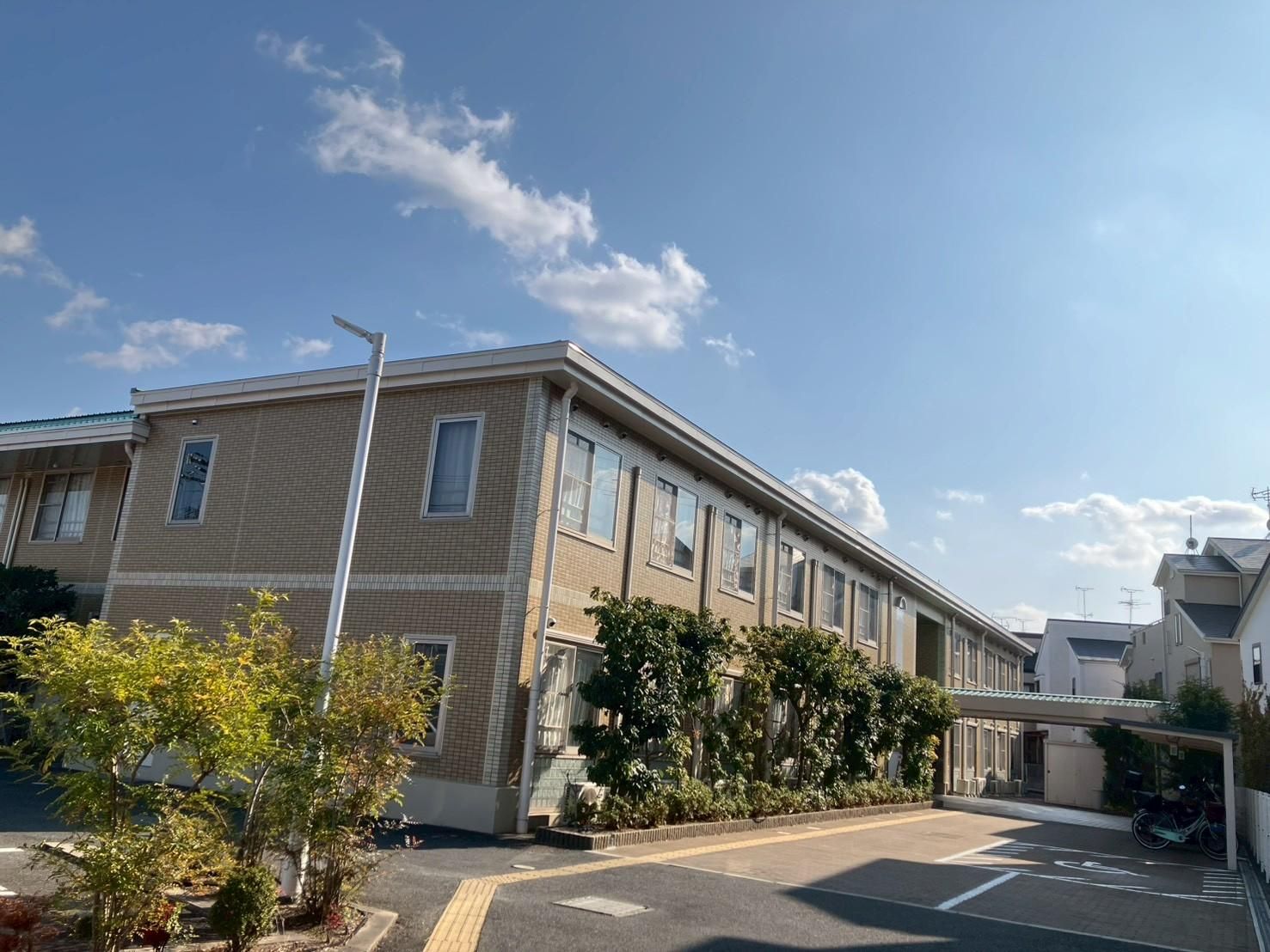 日差しが差し込む建物外観