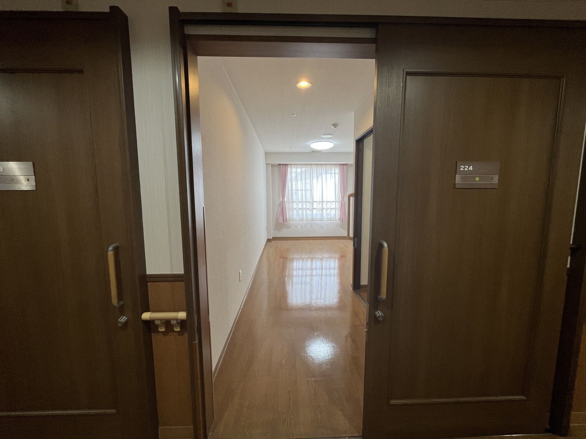 明るい個室の入口
