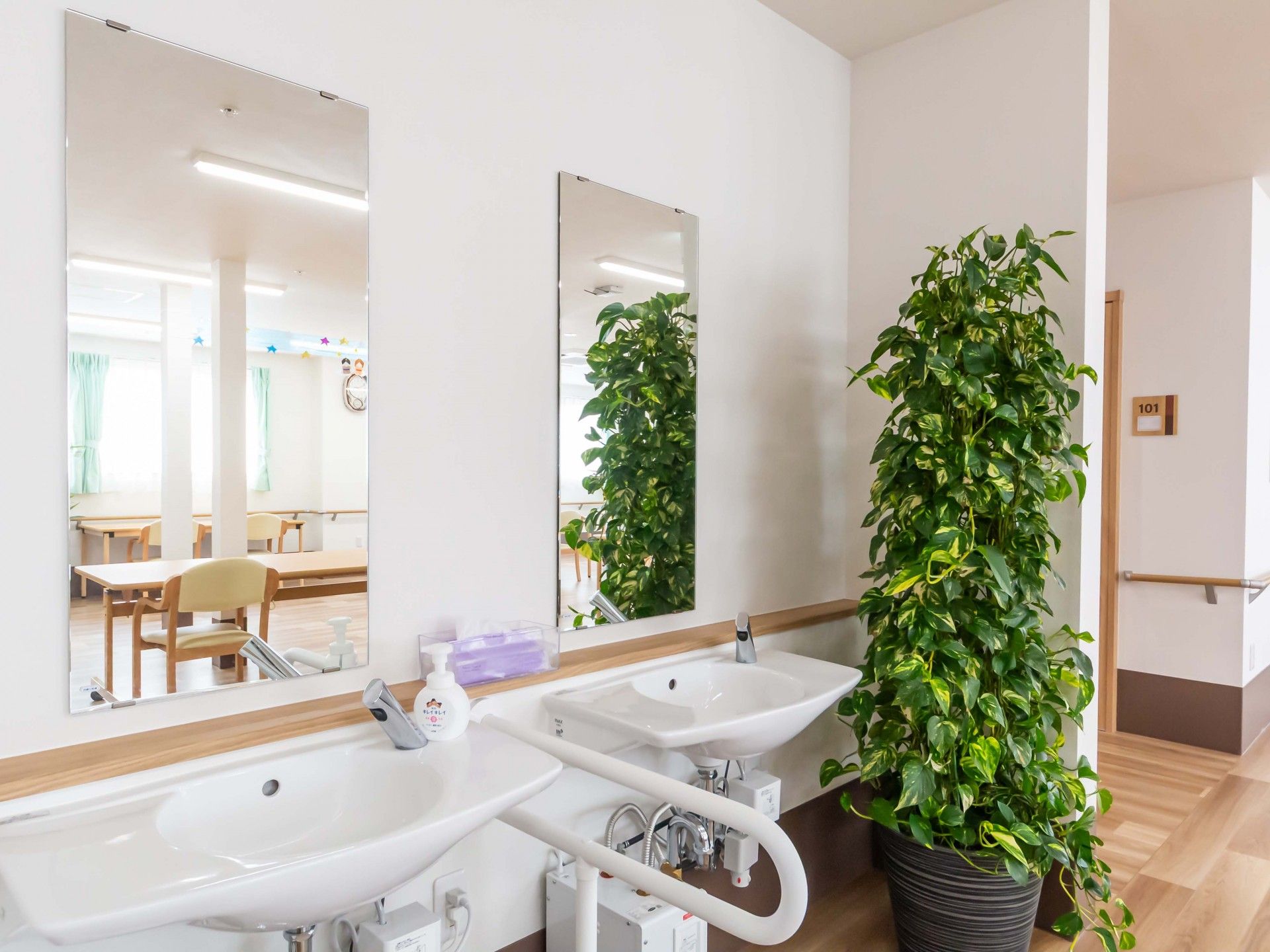 洗面台と観葉植物のある空間