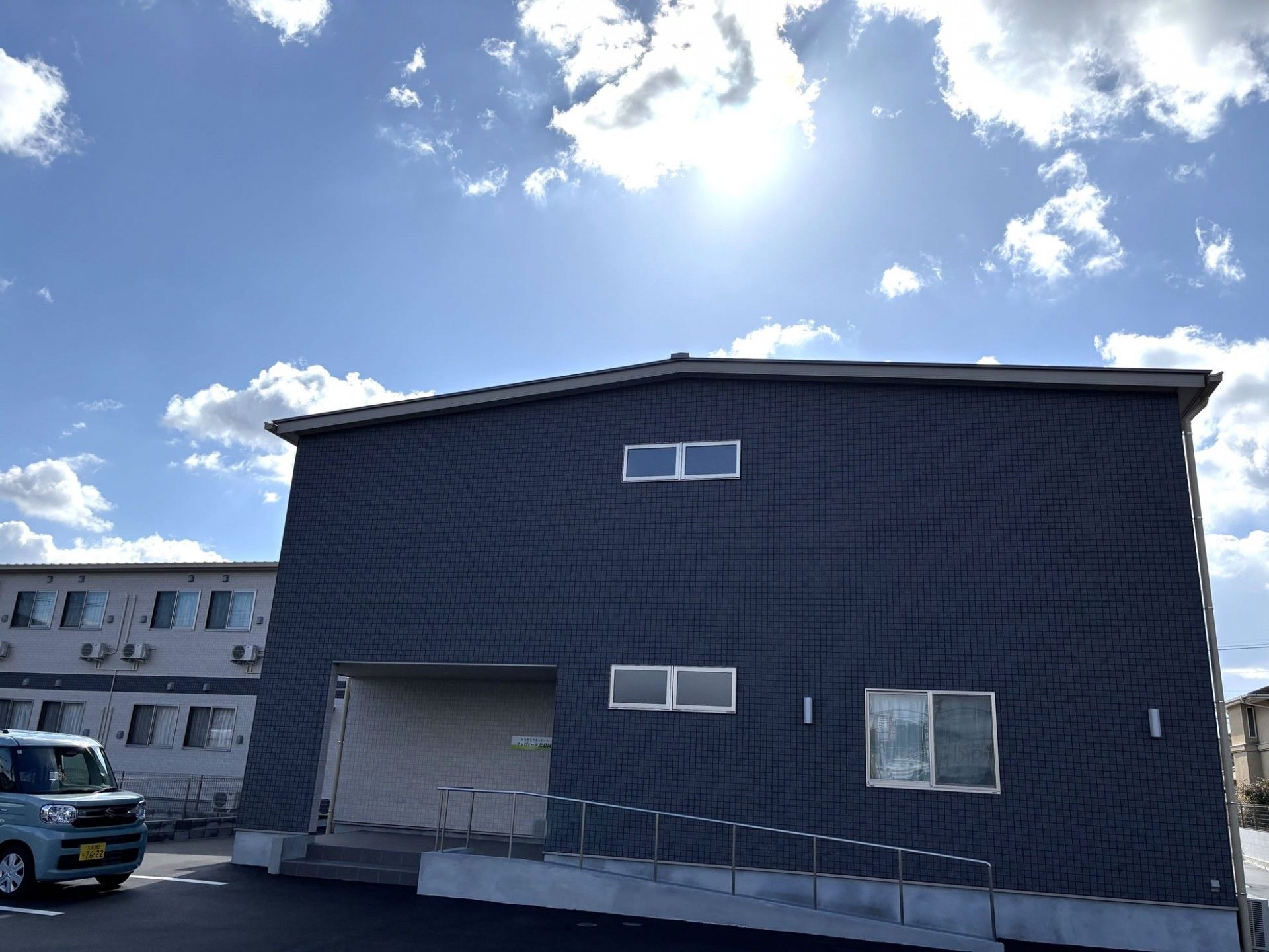 青空の下の建物外観