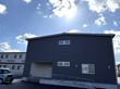 青空の下の建物外観