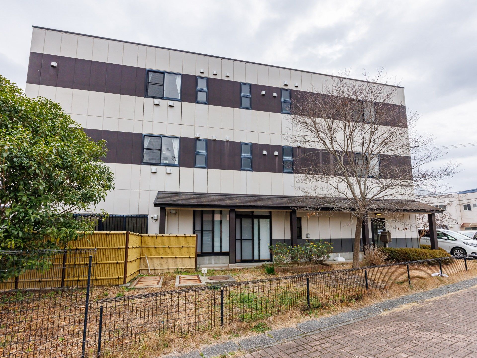 落ち着いた外観の建物