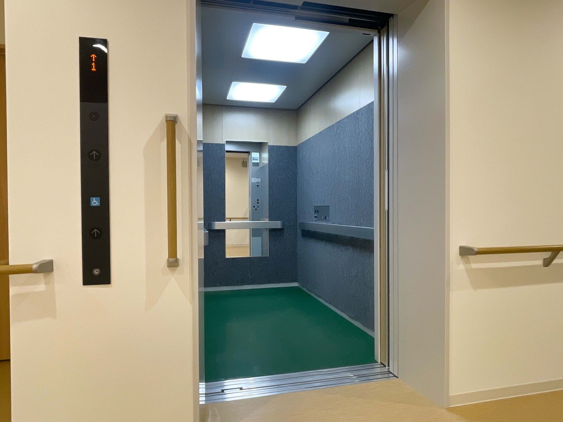 広いエレベーターの内部