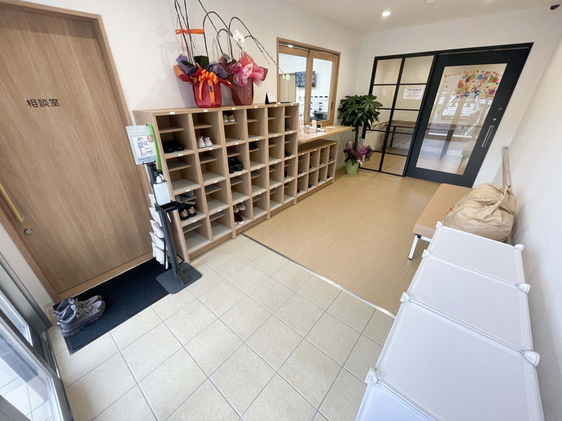 靴箱と相談室の入口