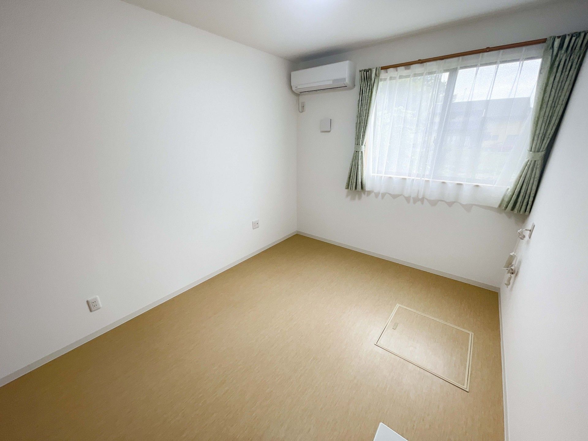 明るい個室の窓辺