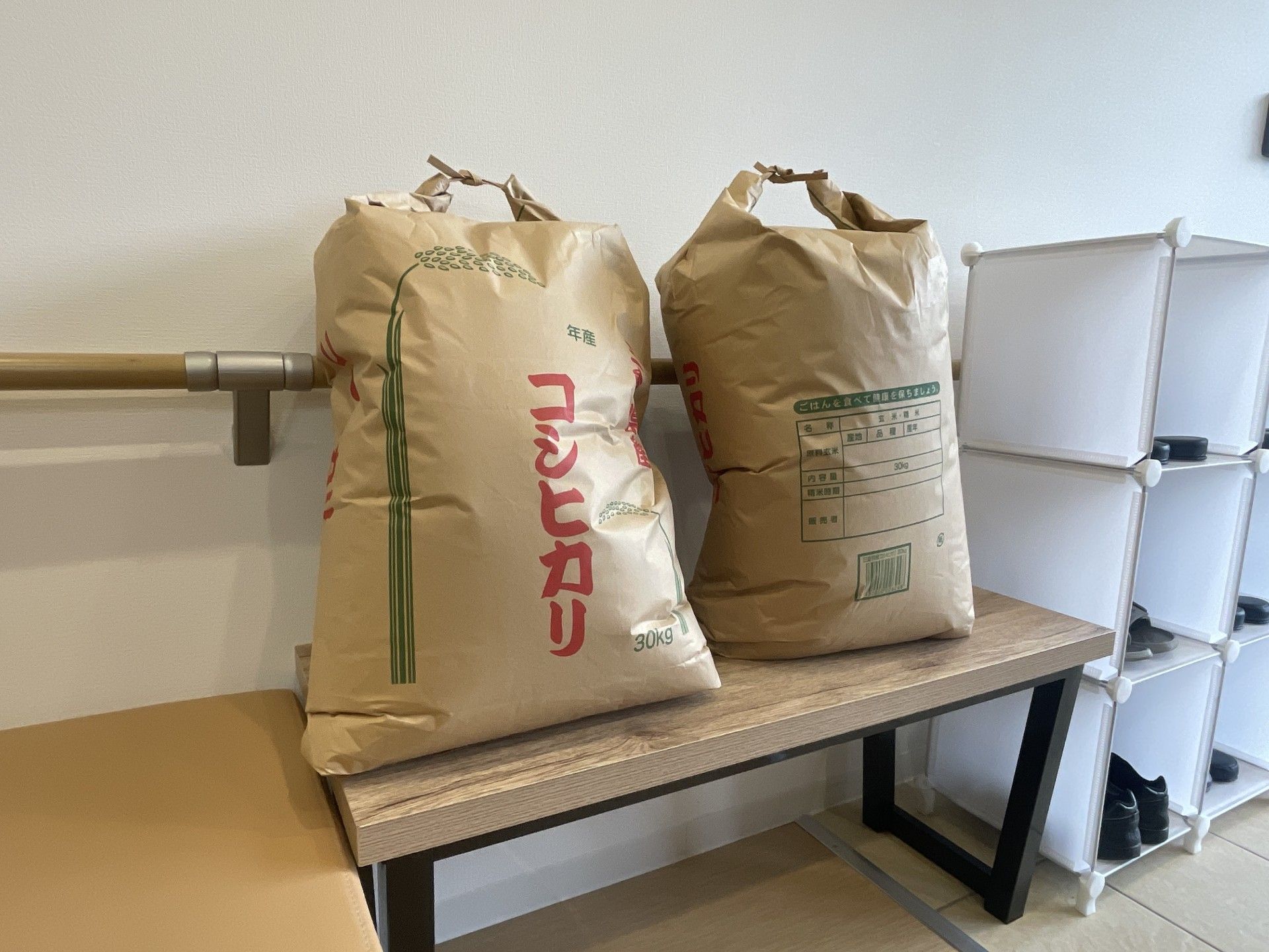 米袋が置かれたベンチ