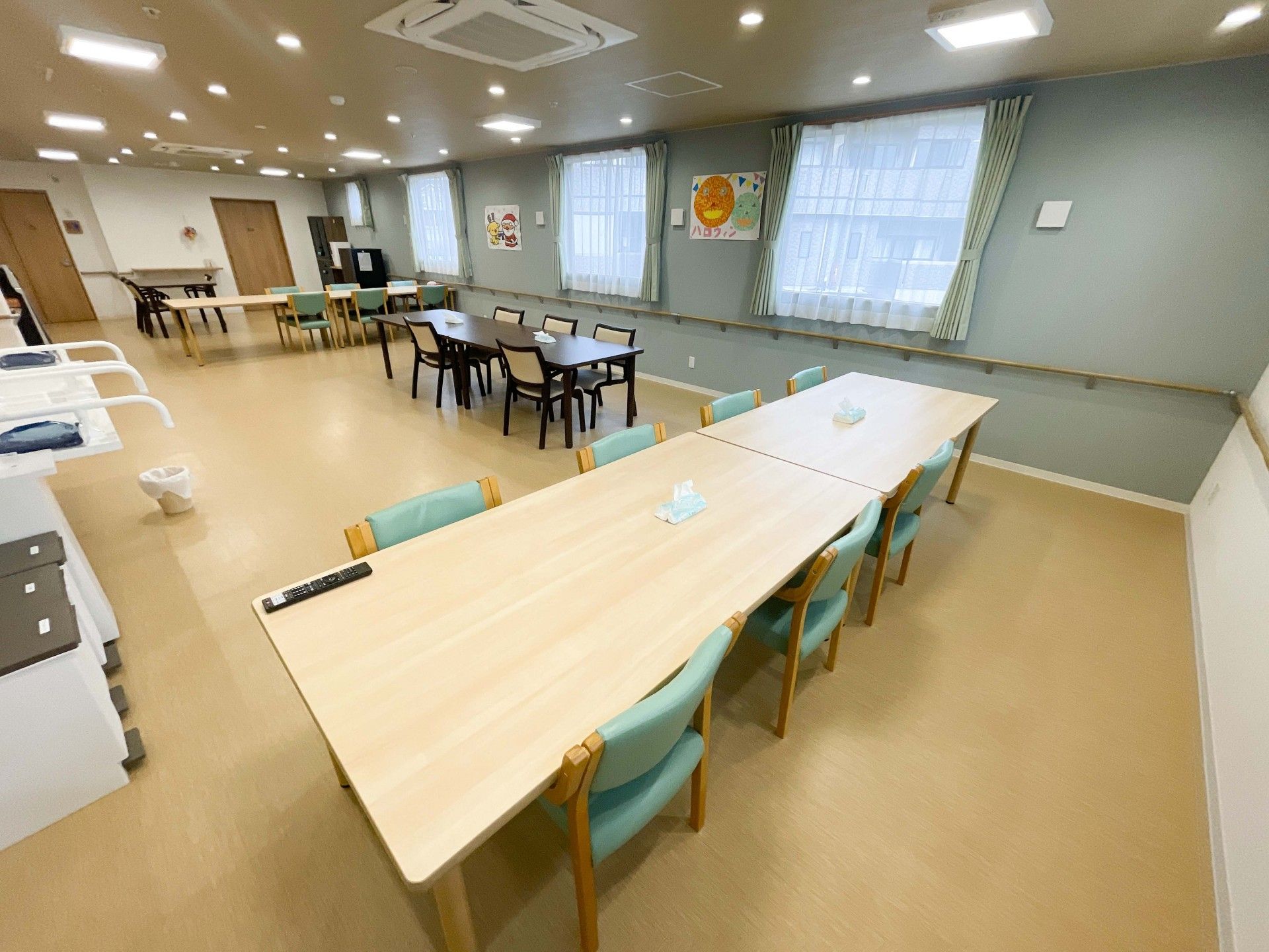 広いテーブルのある部屋